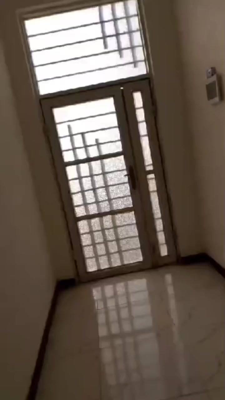 سلام عليكم بيت للبيع مساحه 200 مكان البيت العگر الشرقي مقابل سايلو بناء جديد ونضيف ***********
