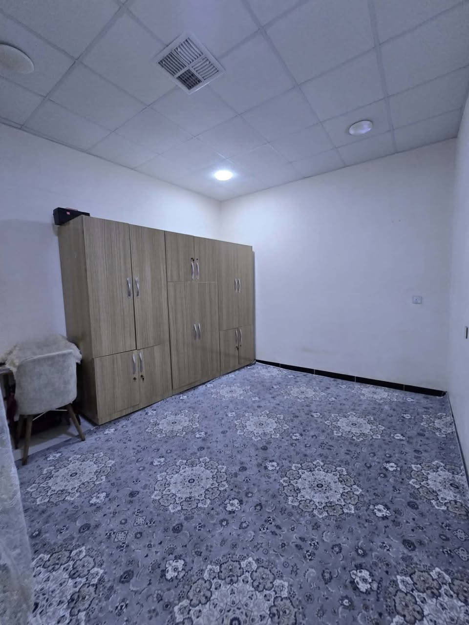 اعلان رقم (1890)📢📢📢
————————
دار للبيع مساحة 200 متر 
فول سيراميك بناء حديث 
الموقع بنجاعلي 
قرب جامع ئيمان 
استفسار 
***********
***********
