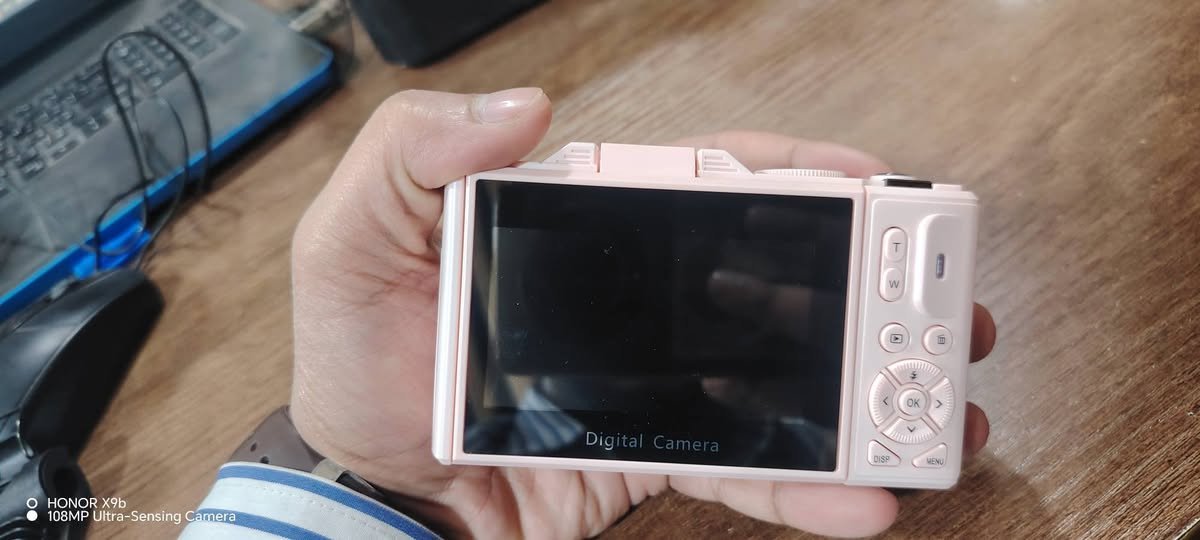 كاميرا ديجتال بهالشكل هذا
Vbestlife 5K
دقتها حلوة وعملية ، شاشة قلابة


**إذا كنت صاحب هذا الإعلان وتريد حذفه لأي سبب، رجاءا أرسل رسالة إلى الدعم الفني**