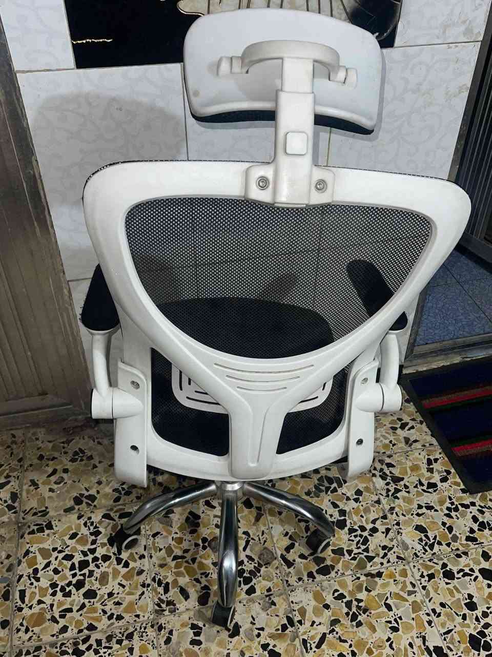 السلام عليكم 
للبيع " كرسي مكتبي ياباني " 
للدراسة او ساعات العمل الطويلة جداً مريح 
يصعد وينزل و راس الكرسي هم ينرفع وينزل
المكان بغداد /  حي تونس 
للتواصل خاص او على الرقم 
***********
