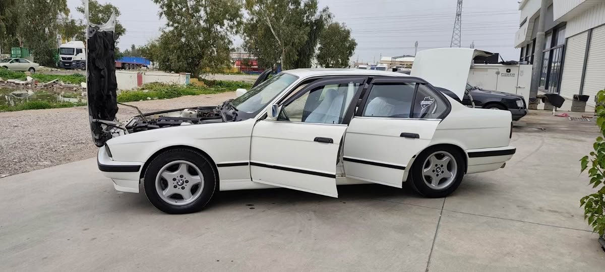 bmw 
مۆدێل ١٩٩١
رەقەم سلێمانی. تاکو ٢٠٣٠تازەیە 
بەشەر تی تەحویل و خەرامە 
٥٢٠
مەکینە کەپس 
گێر عادی 
حیزام بۆیاخە بۆ جوانی 
بێزەربە و لێدان 
سلایت 
جام کارەبای 
چوار تایە تازە 
تەقەو رەقە بەشەرت
گێرو مەکینە بەشەرت✈️
نرخ. 47
ژ.م. *********** 
شوێن کەلار كالار, السليمانية
