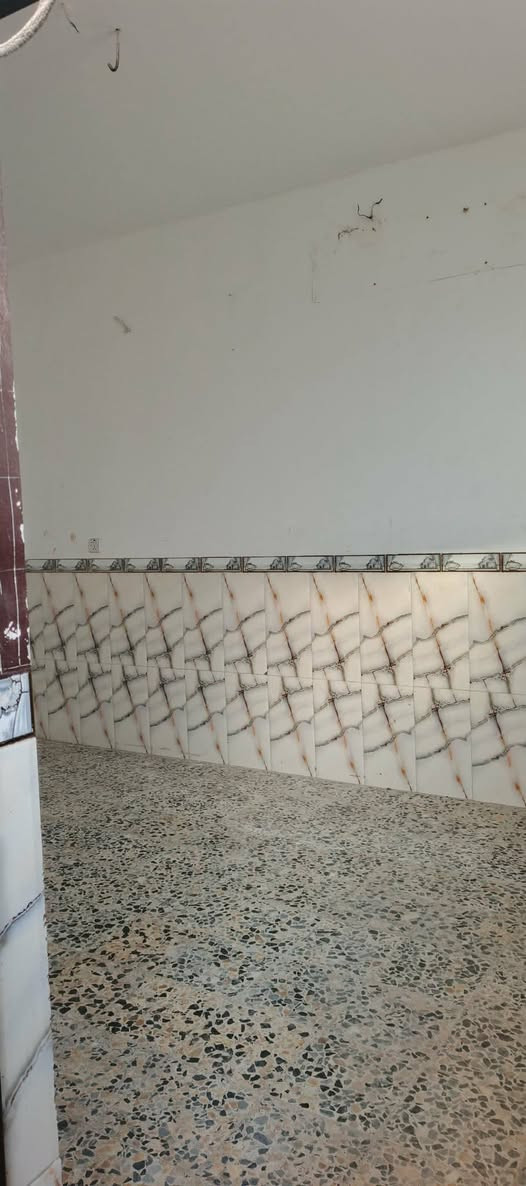 بيت للايجار 50 متر
نجف حي النداء شارع المكاتب مقابل عمود 36 
قرب موقف الكيات..
الطابق الاول يحتوي على غرفة وصالة ومطبخ وصحيات..
الطابق الثاني يحتوي على غرفت وصالة وصحيات..
البيت كونكريت مسلح كاشي وسيراميك..
سعر الايجار 200 الف


**إذا كنت صاحب هذا الإعلان وتريد حذفه لأي سبب، رجاءا أرسل رسالة إلى الدعم الفني**