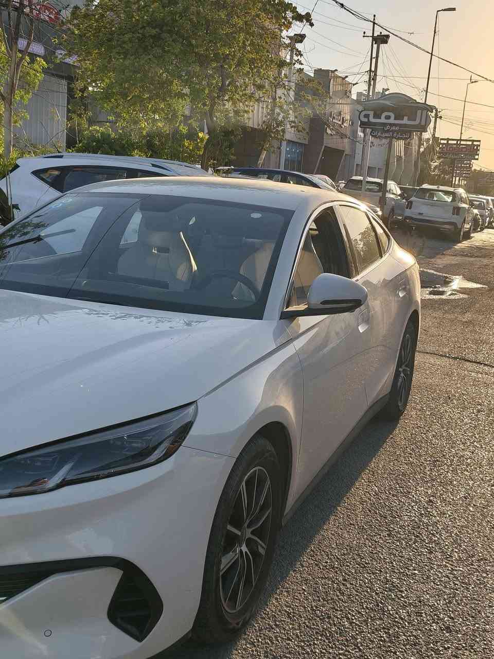 سلام عليكم بي واي دي سيل 6 موديل 2025
مواصفات معروفه لون حليبي 
داخل ابيض 
5 كامرات 
حساسات امامي خلفي 
داخل ابيض
سياره بيها ارضيات 
وبيها اناره محيطيه 
الممشى 16 الف الگلي 
مكاني بغداد 
السياره سعرها 162 وبيها مجال بسيط 
***********
