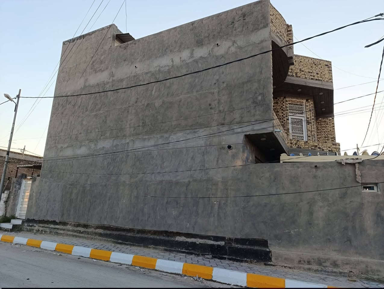 يالله يارزاق 🤍 السعر 205 مليون(205,000,000)
🏡 بيت للبيع – الإسكان القديم
📍 بشارع مركز النهضة – مقابل مجمع السبطين الجديد
📐 المساحة: 135 متر
🏠 البيت ركن وبناء جديد
📜 طابو صرف
✨ تفاصيل البيت:
▫️ الطابق الأول:
غرفة نوم داخلها حمام، صالة، مطبخ، براني كبير، حمام وصحيات خارجية، وتواليت ثاني بالمنور الخلفي
▫️ الطابق الثاني:
3 غرف
غرفتين كبار وغرفة وسط
وإحدى الغرف بيها حمام
💎 البيت متعوب عليه ومستخدم بيه أجود أنواع السيراميك
🚰 المنطقة مبلطة جديدة وتأهيل ماء ومجاري جديد و إنارة للشوارع 
📍 موقع مميز 
السعر 205 مليون. 

📞 للاستفسار خاص أو الاتصال: ‏‪***********‬‏
