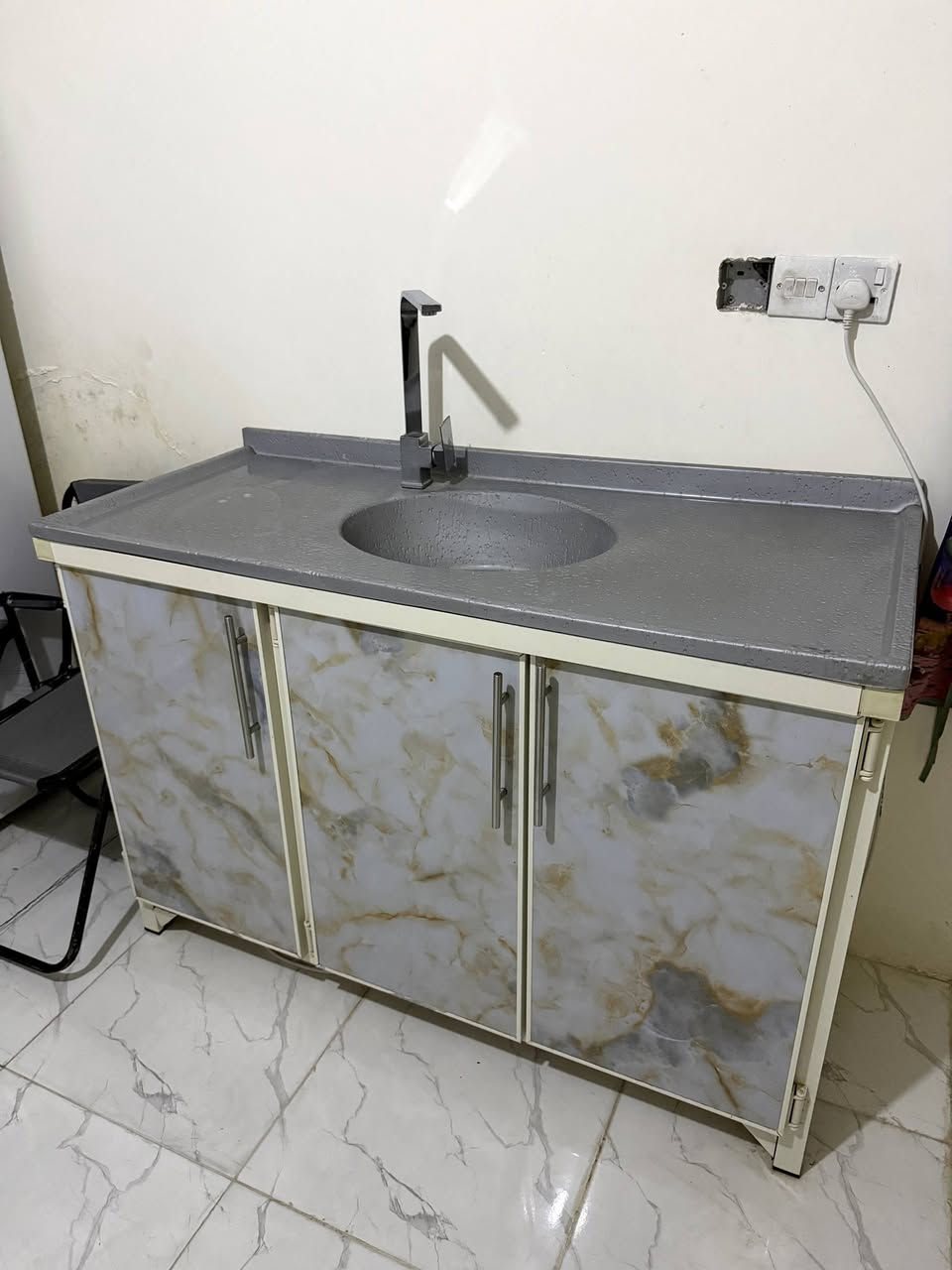 سلام عليكم
كاونتر المنيوم نظافه 90% 
بدون الخلاط 250
ويه الخلاط 290
***********
