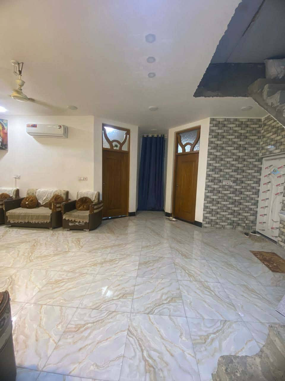 بيت #للبيع  مصفر بناءه ٢٠٢٤ يتكون من طابق واحد غرفتين نوم وهول ومطبخ واستقبال وصحيات داخليه وخارجيه البيت مصفر  والمعامله بأسم صاحب الدار  كامله 
مساحته ١٨٠ متر موقعهن كوت حي الجهاد  قرب شارع بيت صبر
عرض الشارع 8
السعر 65 وبي مجال 
للاستفسار الاتصال على الرقم 
***********
***********

