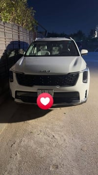 سورنتو 2024 خليجي ماشيه 9500 رقم انكليزي  السياره جديده جدا بيه 3 قطع ...