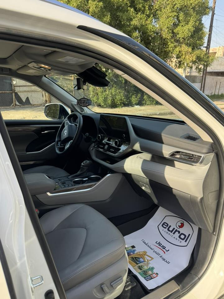 تويوتا هايلندر بلاتينيوم فول مواصفات ١/١ هايبرد موديل ٢٣ بيهة طخة خفيفة بالجاملغ الامامي فقط بدون ارباك مغلفة ppf ماشية ١٥ الف ميل السيارة جديدة السعر ٣٩ الف  للاستفسار *********** غير متواجد ع الفيس
