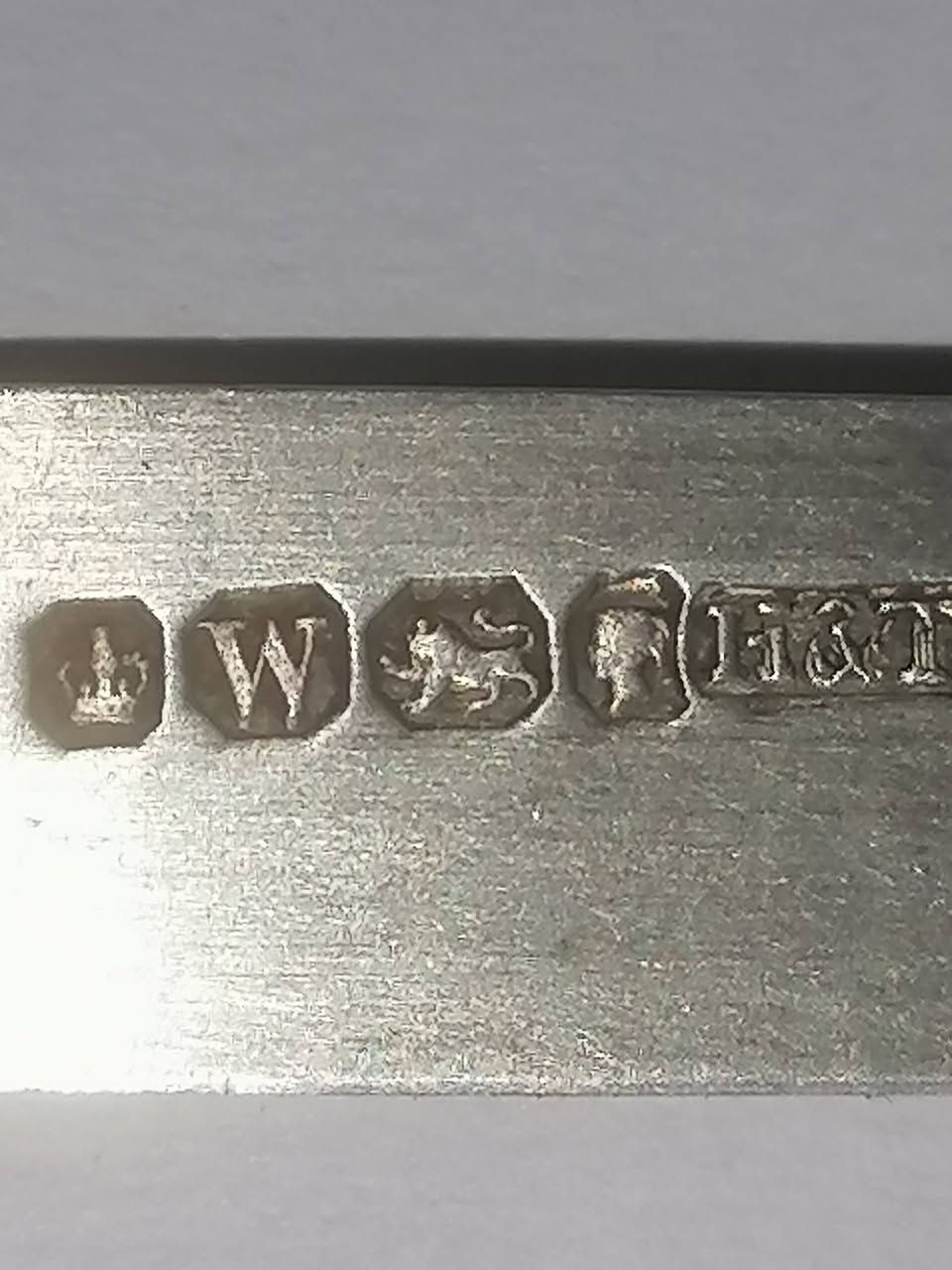 سكين وشوكة فاكهة من الفضة واللؤلؤ، يعود تاريخها إلى العصر الفيكتوري، تحمل علامة شيفيلد 1879 من صنع توماس ماربلز..
الوزن الكلي 37 غرام
السعر خاص


**إذا كنت صاحب هذا الإعلان وتريد حذفه لأي سبب، رجاءا أرسل رسالة إلى الدعم الفني**