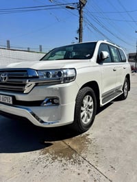 تيووتا لاندكروزر ٢٠١٧ بغداد ساز ماشية 96000 بدون ضرر بس بخشم البنيد بخ...