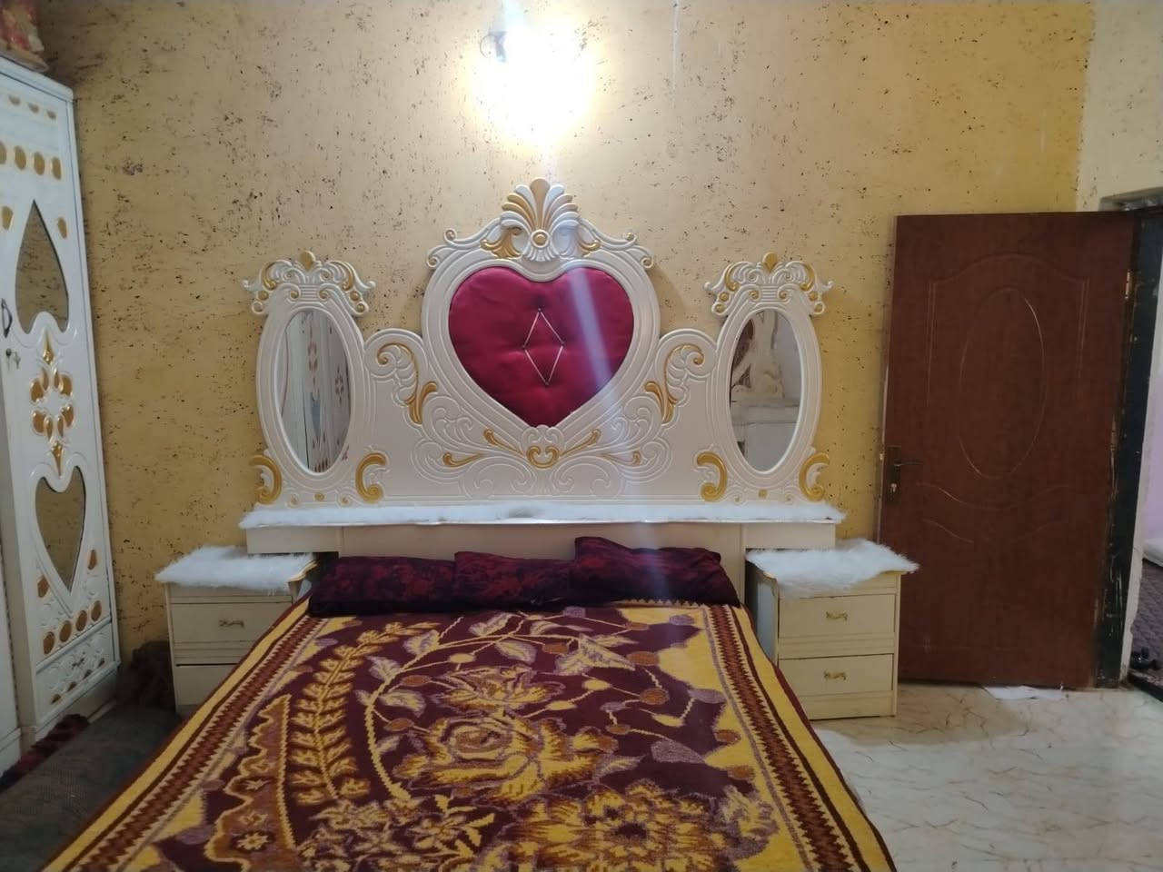 السلام عليكم للبيع غرفه سته ابواب ملحق خشب  صبق ابيض  اسعر ٥٥٠ الف مكان ابو غريب هاتف  *********** كورك ***********
