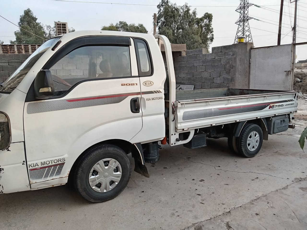 سلام عليكم سياره ال بيع مكفوله بيه شويه صبق بلباب مل ال عبري مكينه كير شصي مكفولت حداديه جديده مو ديل 18 تخم تاير هزه جديده بسمينه السعر رقم***********
