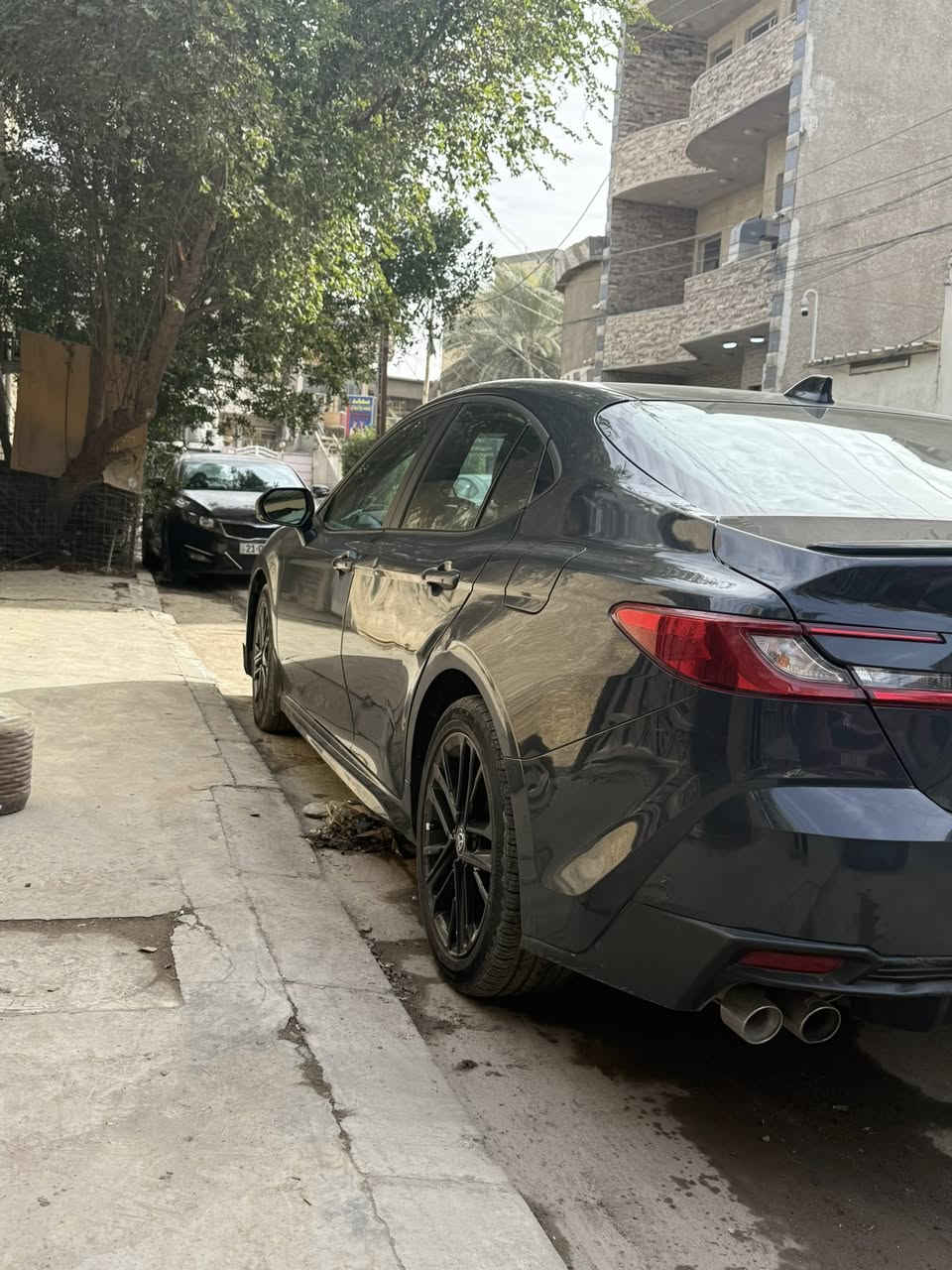 SE
فول بدون بانوراما

أبرز مواصفات كامري 2025 SE:

المحرك: \(2.5\) لتر، 4 أسطوانات هايبرد (Hybrid).

ناقل الحركة: أوتوماتيكي متغير باستمرار (E-CVT)

 أنظمة القيادة: توفر أوضاع قيادة متعددة (ECO، NORMAL، SPORT). 
الخارجي (رياضي):الشبك: شبك أمامي رياضي بلون أسود.

العجلات: جنوط ألمنيوم مقاس 18 أو 19 بوصة.

الإضاءة: كشافات LED أمامية وخلفية.

إضافات: جناح خلفي أسود ومشتت خلفي.

المقصورة الداخلية والتقنية:المقاعد: جلد/SofTex رياضي.

الشاشات: شاشة لمس عالية الدقة مقاس 12.3 بوصة تدعم Apple CarPlay و Android Auto.

العدادات: شاشة رقمية للعدادات.

الراحة: تكييف هواء أوتوماتيكي، شاحن لاسلكي للهواتف، بصمة تشغيل، ونظام تشغيل عن بعد.

السلامة والأمان: رادار: بدون رادار

.حساسات: حساسات أمامية، خلفية، وجانبية.

مكابح: نظام فرامل مانع للانغلاق ABS، ونظام أوتو هولد (Auto Hold).
مانع اصطدام: نظام ما قبل الاصطدام (PCS) الذي يكشف 
السيارات والمشاة. 

تعتبر فئة SE الخيار الأفضل لمن يبحث عن لمسات رياضية وتعليق أكثر ثباتاً مقارنة بفئات LE التقليدية. 

للاستفسار الاتصال على الرقم ***********
