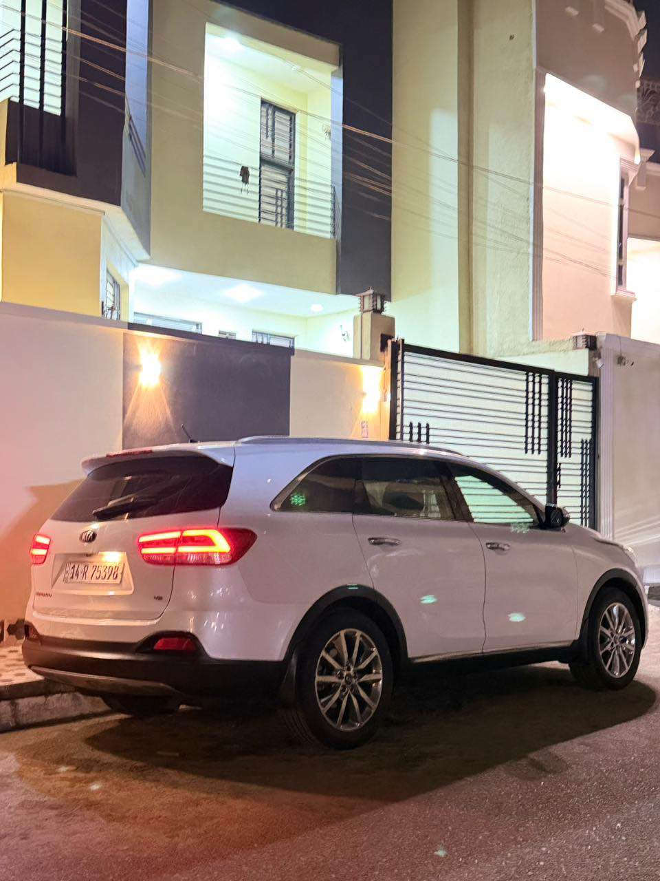 السلام عليكم ورحمة الله وبركاته 
كيا سورنتو موديل 2018 خليجي كفالة عامة ما عدا كارت في الداير الخلفي فقط السيارة تعتبر كفالة عامة السيارة جديدة جداً جداً السيارة فول مواصفات عدا البنرامة 
حجم المكينة 6  سلندر كفاله عامة 
كير 8  نمر ايضاً كفالة 
السيارة جديدة جداً من حدادية 
وتايرات تم استبدالهن اليوم ويوجد لدي وصل بهن شرط اصليات مالات كوري سعر التخم صار علي 500$
السيارة رقم بصرة بأسمي حصراً 
السيارة مالت بيت ومامتعوبة نظيفة جداً الحمدلله 
ماخذينها زيرو وهسة حالياً ماشيةkm 85 وقابل للزيادة
مواصفات السيارة 
بصمات ابواب 
بصمة تشغيل
بصمة باب الصندوق 
صندوق كهرباء مع شفط
لدي امامي
لد خلفي 
كشافات ضباب امامي 
كشافات ضبابي خلفي
حجم المكينة 6 سلندر المرغوبة
بردات تضليل خلفية بلادية 
عدد المقاعد 7 راكب 
كامرة خلفية
حساس امامي 
حساس خلفي 
مساعد ركن السيارة 
تحديد مسار السيارة 
ستيرن كهرباء 
تحكم ستيرن  جهتين
شفتات سرعة 
نظام ايكو 
نظام سبورت 
نظام نورمال 
تبريد 3 قطع  ثلج الحمدلله 
بعد بيها هواي مواصفات 
مكان السيارة البصرة ياسين خريبط
رقم الهاتف ***********
السعر 232 بيها مجال حك الجية ورجاءاً لحد يكسر بسعرها السيارة مالت بيت ومامتعوبة ماخذها زيرو. واسف على الاطالة 
الله يرزق الي ياخذها البصرة, العراق
