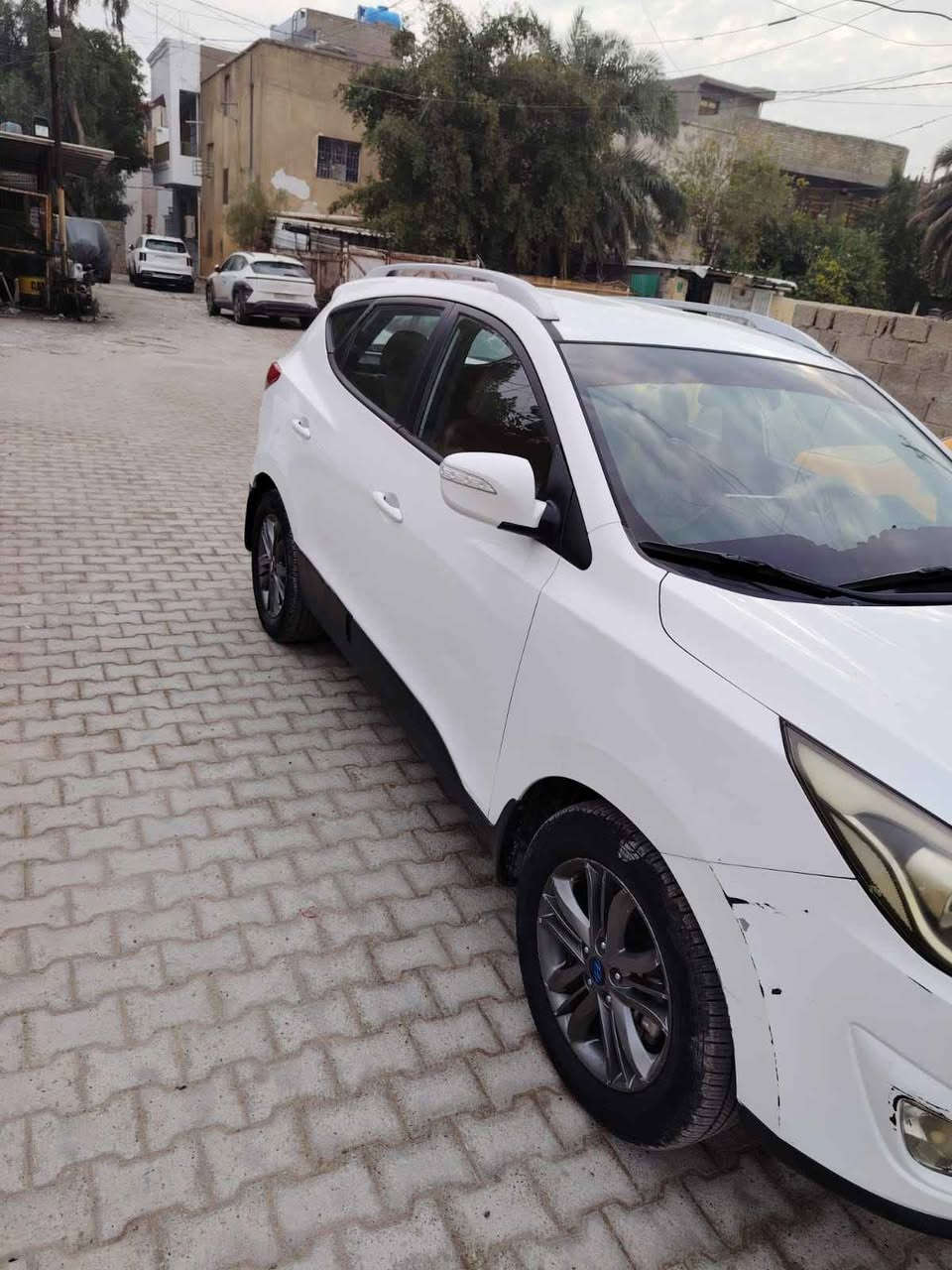 ‏سلام عليكم هونداي توسان موديل 2015 خليجيه 
‏گير مكينه تايرات حداديه امامي خلفي تبريد تدفئه 
‏خير من الله 
‏بيها باب خلف السائق تبديل وكاله اصلي باب فقط 
‏بيها ضربه خفيفه جوة رقم خلفي مصلحه مكان السيارة الزعفرانية 
‏السعر 155 بيها مجال 
‏رقم الهاتف *********** واتس اب 
‏ بغداد, العراق
