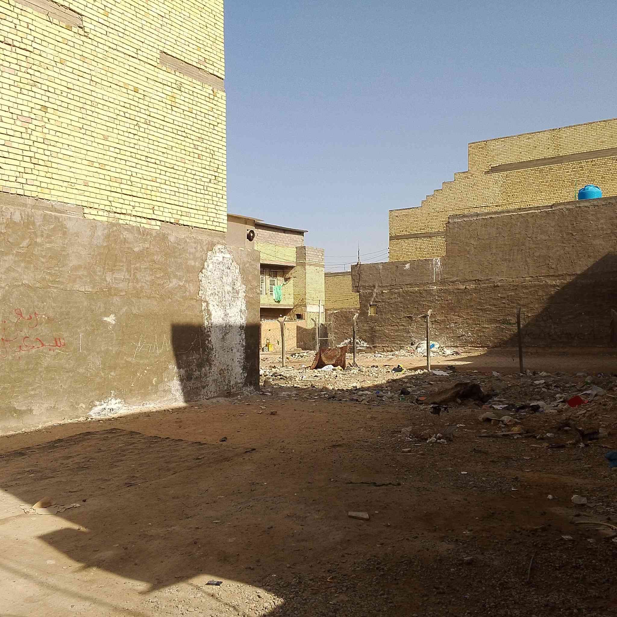 سلام وعليكم قطعه ارض للبيع
100متر مربعه اواجه10والنزال10

بوري ماء موجود مسحوبه كهرب مجاري 

مصبوبه بتلو مدفونه 

رقم صاحب القطعه*********** وتساب
