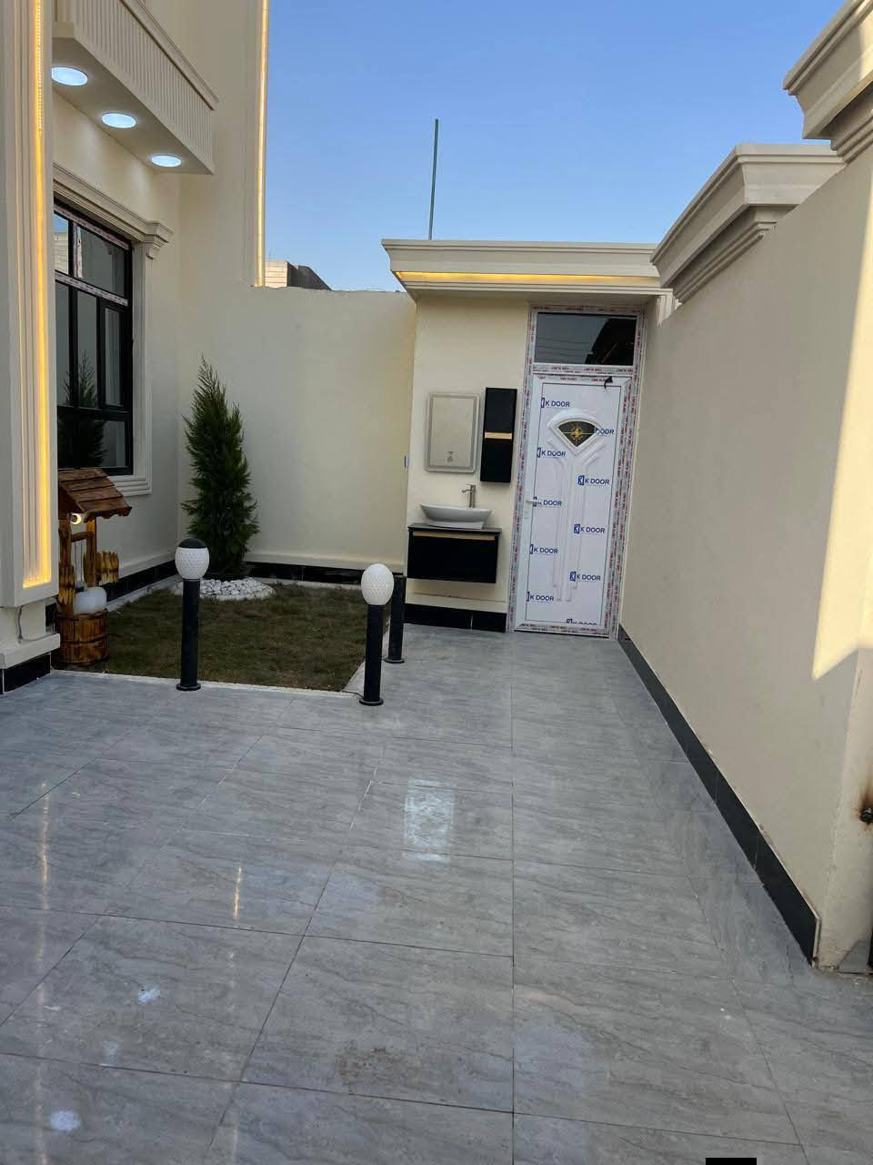 #اسعد #الله اوقاتكم بكل خير احبتي🫶🏻
     *********** ☎️
#جبنالكم #فله #طابقين✅
 بمساحه 250 متر✅
نوع العقار طابو صرف عرصه✅
تحويل بأسم المشتري مباشر✅
#يحتوي #الطابق #الأرضي✅
على غرف منام عدد3 ماستر
+ديوان+كبير+مطبخ+صاله كبيره
+صحيات داخليه كبيره+منور عدد 2
+كراج🚘 +حديقه🌹🌲🍀🌺🌴🌹
+صحيات خارجيه
#الطابق #الثاني #يحتوي
على غرف منام عدد3 ماستر
+صاله كبيره +صحيات كبير
+صطح سيراميك +مسقفات كي سبان
عن الرطوبه وحرارة الصيف الدار
جدآ متعوب عليه مال جناي
لحك واشتري قبل لاينباع
العنوان البصرة ابي الخصيب
 غرب المحكمة الجديدة 
#السعر #المطلوب
 260مليون قابل للتفاوض
مع توفر كافة الخدمات
 #شارع 15مترتبليط بلباب انارة💡ماء كهرباء مجاري
فارق جاهزة للسكن 
      ***********
نستقبل كافة العروض العقاريه✍️
