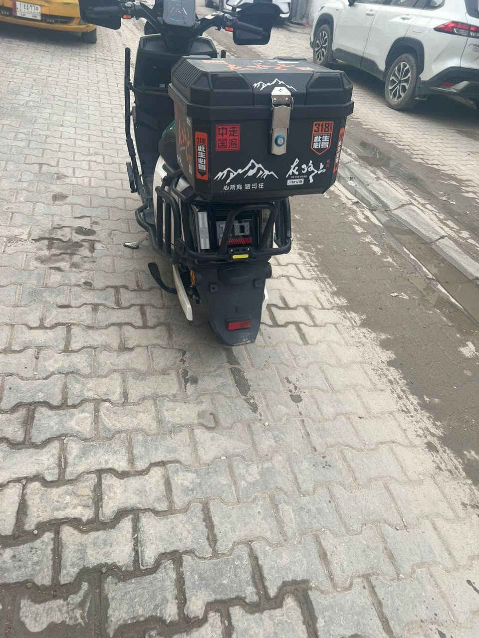 سلام عليكم اخوان دراجه للبيع شحن سرعتها حقيقي ٦٥ لو ٧٠ ست بطاريات مسطره ملف ٢٠٠٠ وامبيريه ٣٢ ماشيه الدراجه ٥٠٠٠ وشويه كيلو يعني جديده رايدها ب٨٠٠ الف مكاني الحريه دباش ***********
