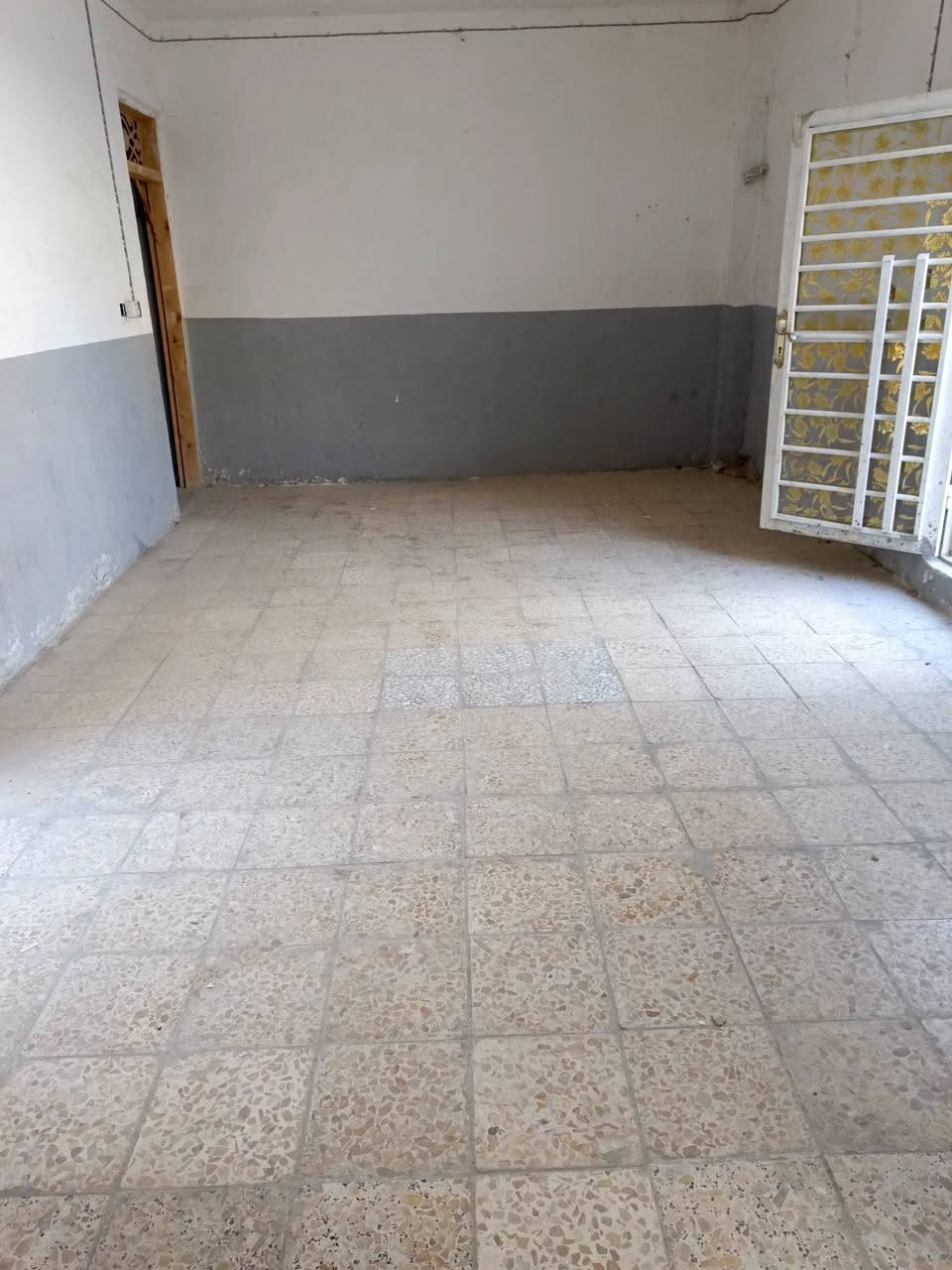 السلام عليكم
دار 160متر للايجار يحتوي على غرفه وصاله ومطبخ واستقبال وحمام داخلي وخارجي 
العنوان :النجف الاشرف /شارع المعمل/ مقابل مدرسة علي الرماحي يبعد عن الشارع 50متر
للاستفسار ***********
***********
