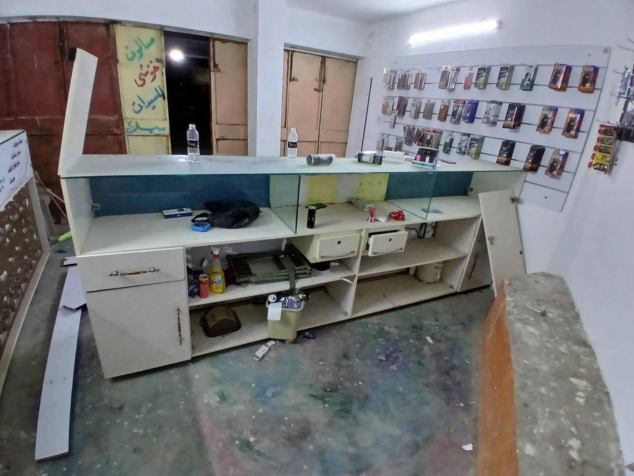 محل موبايل كامل للبيع ويا اكسسوارات(***********)(٤٠٠الف )بيها مجال
