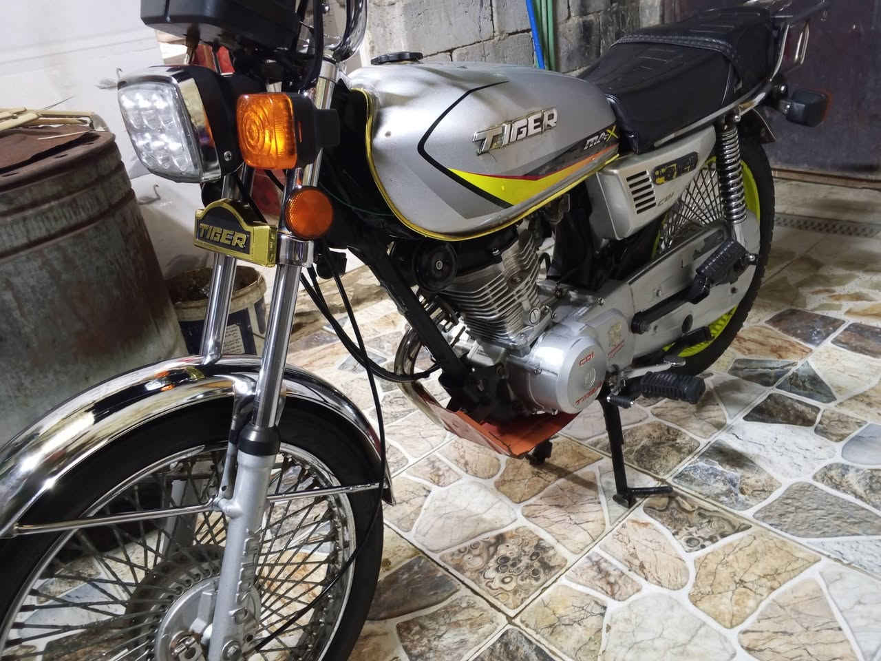 السلام عليكم دراجه تايگر للبيع موديل 2021 مكفوله كفاله عامة كهربائيات كلها شغاله دراجه اوراق سكنر  السعر 450 وبيه مجال العنوان الديوانية رقمي ***********
