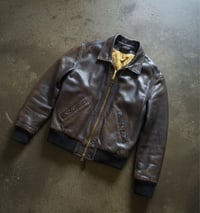 ا ثكل قمصلة ممكن تقتنيها جلد بقري وداخل مبطن يسموها مال طيارين 😄 حراما...