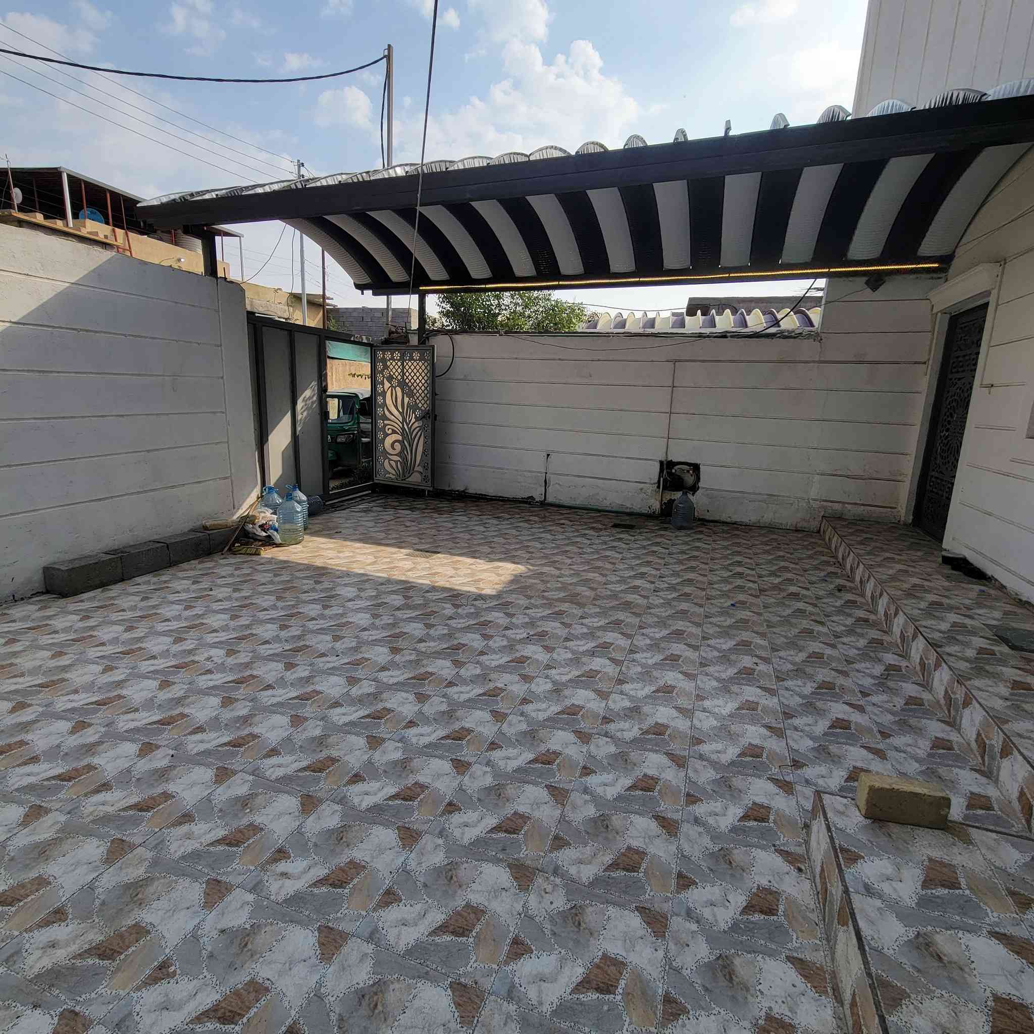 بيت للبيع في التنومه الصالحيه شارع ابو طالب المساحه 200 متر طابقين خمس غرف بناء جديد جاهز للسكن السعر 170 مليون  
التواصل ***********
