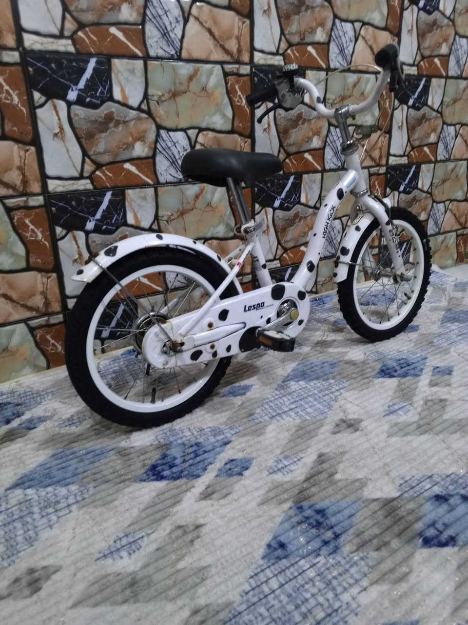 السلام عليكم
بايسكل اطفال ياباني للبيع كسر حاوية سعر 65 الف مواصفات:-
1-لون ابيض 🤍.
2- حجم البايسكل 16 .
3- بريك امامي+ خلفي شغال 💯.
4- تايرات كتان اصلي 
5- نوع المعدن حديد 🔗.
6- النضافة 95%.
   مكاني بغداد الشعب شارع الصحة قرب سوق الصبح رقمي للستفسار ***********.  يوفر خدمة توصيل بغداد فقط
