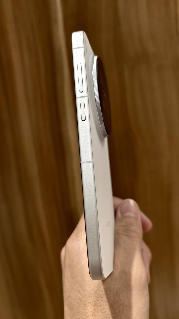 السلام عليكم
للبيع او المراوس 
فيفو 300 برو ذاكرة تيرا نسخة صين
كامل ملحقات نظافه 100 بطارية 100 
السعر 1450 
العنوان بغداد الدورة ابو طيارة 
يوجد توصيل لجميع المحافظات 
***********
