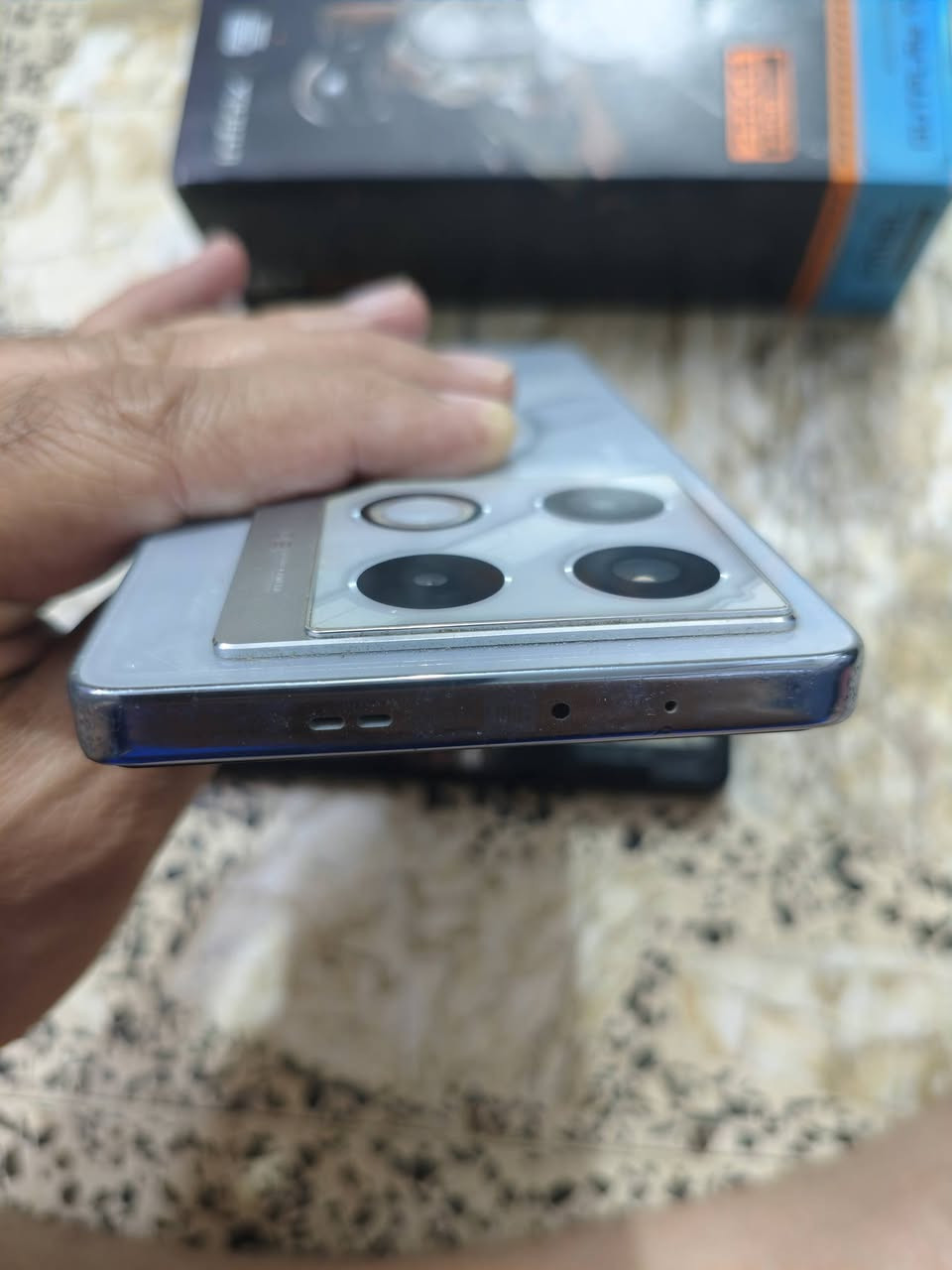 السلام عليكم.للبيع جي تي  20 برو ذاكرة 256 عشوائية 12+12 جهاز خرافي يشغل بوبجي 120 فريم كاملة ملحقاتة الأصلية الجهاز مكفول تاخذة من البيت السعر 300 شراي يتصل ويدلل متواجد في مدينة الصدر نهاية الاورفلي 
***********
