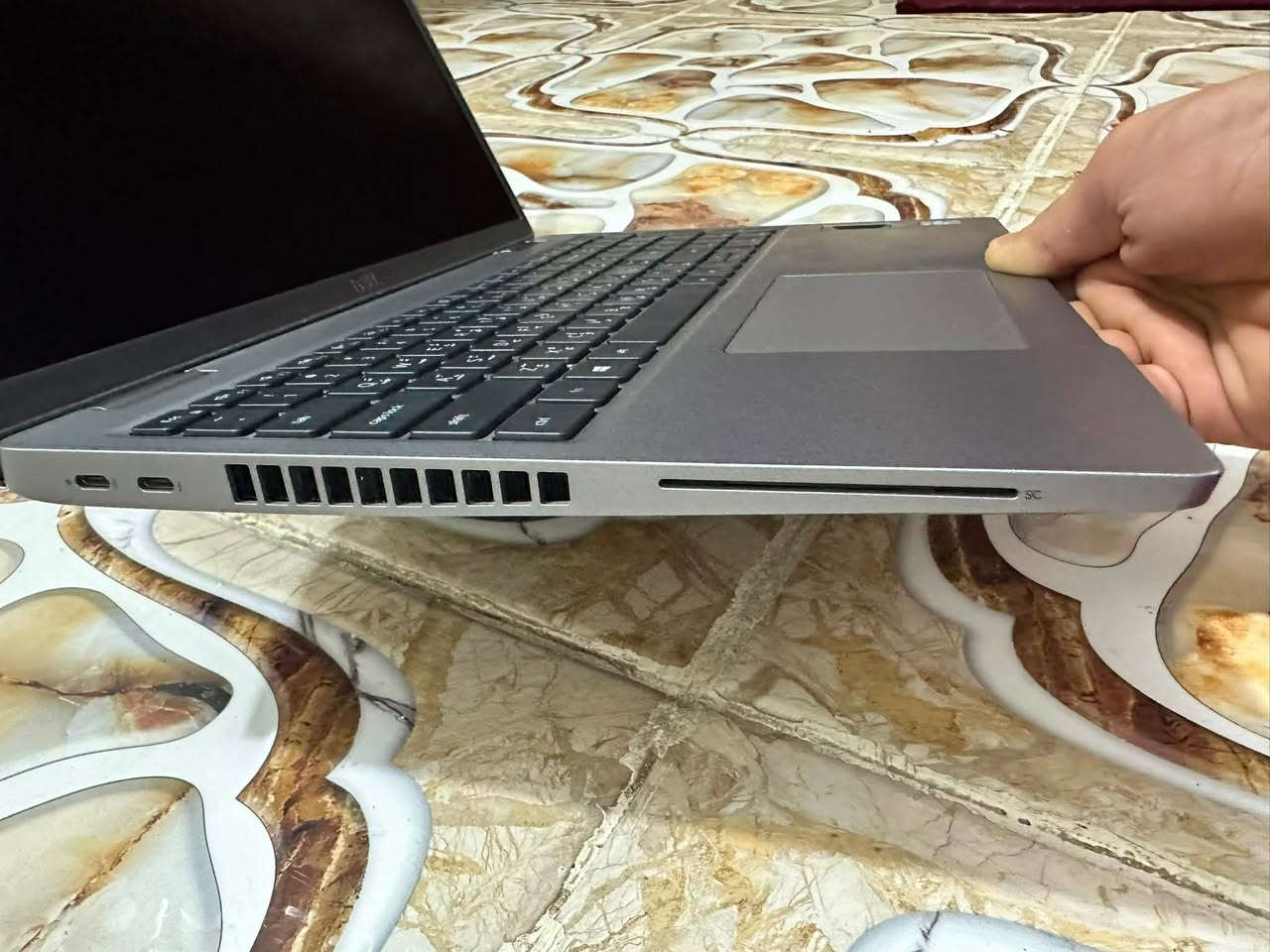💻 لابتوب Dell Precision 3560 للبيع
* الموديل: Dell Precision 3560

* المعالج (CPU): Intel Core i7-1185G7 @ 3.00GHz (جيل 11)

* الرام (RAM): 16GB

* كرت الشاشة (GPU):

    * NVIDIA T500 (منفصل) – 4GB VRAM

    * Intel Iris Xe (مدمج)
*ذاكرة 512 ssd

* نظام التشغيل: Windows 11 Pro 64-bit

* DirectX: إصدار 12

* الشركة المصنعة: Dell

* البطاريه جديده جداً اقل شي تستعمل من٣ ساعات متواصله إلى ٤ ساعات 

*وياهه شاحنة اصليه مال الشركه 

⸻

✨ مميزات الجهاز:

* مناسب للتصميم، البرمجة، والأمن السيبراني 🔐

* يشغل برامج قوية + يدعم Virtual Machines

* كرت شاشة منفصل العاب الثقيلة 🎮

الله يشهد جهاز نضيف كلش ما مستعمل هواي 

سعر لابتوب ٦٩٠ قفل 

رجاً اقره الموصفات وبلغني 

تواصل ***********
