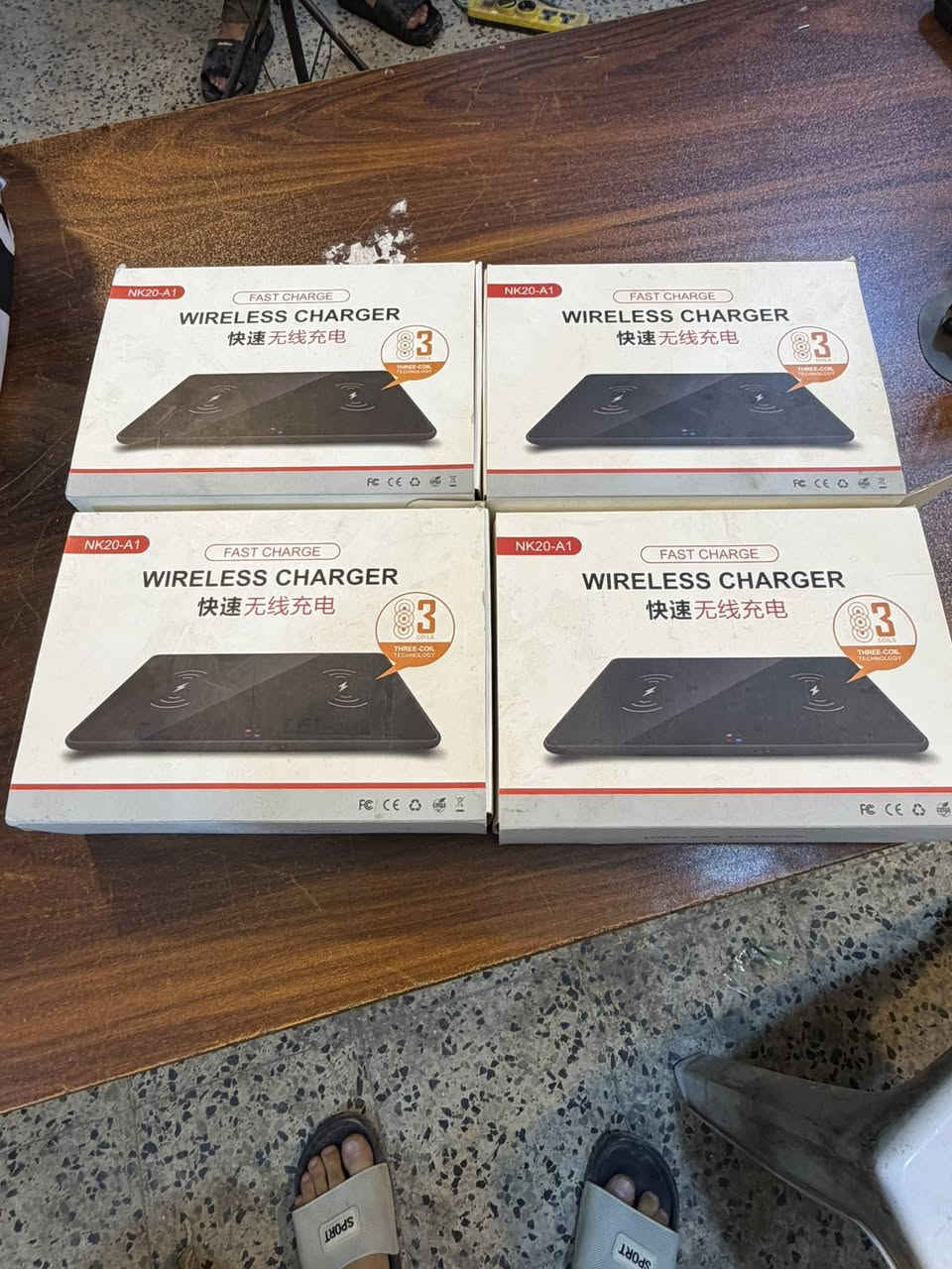 شاحنات منضديه تشحن وايرليس للايفون وباقي الاجهزه الي تدعم الشحن الاسلكي القطعه ٥٠٠٠ دينار يوجد توصيل ***********
