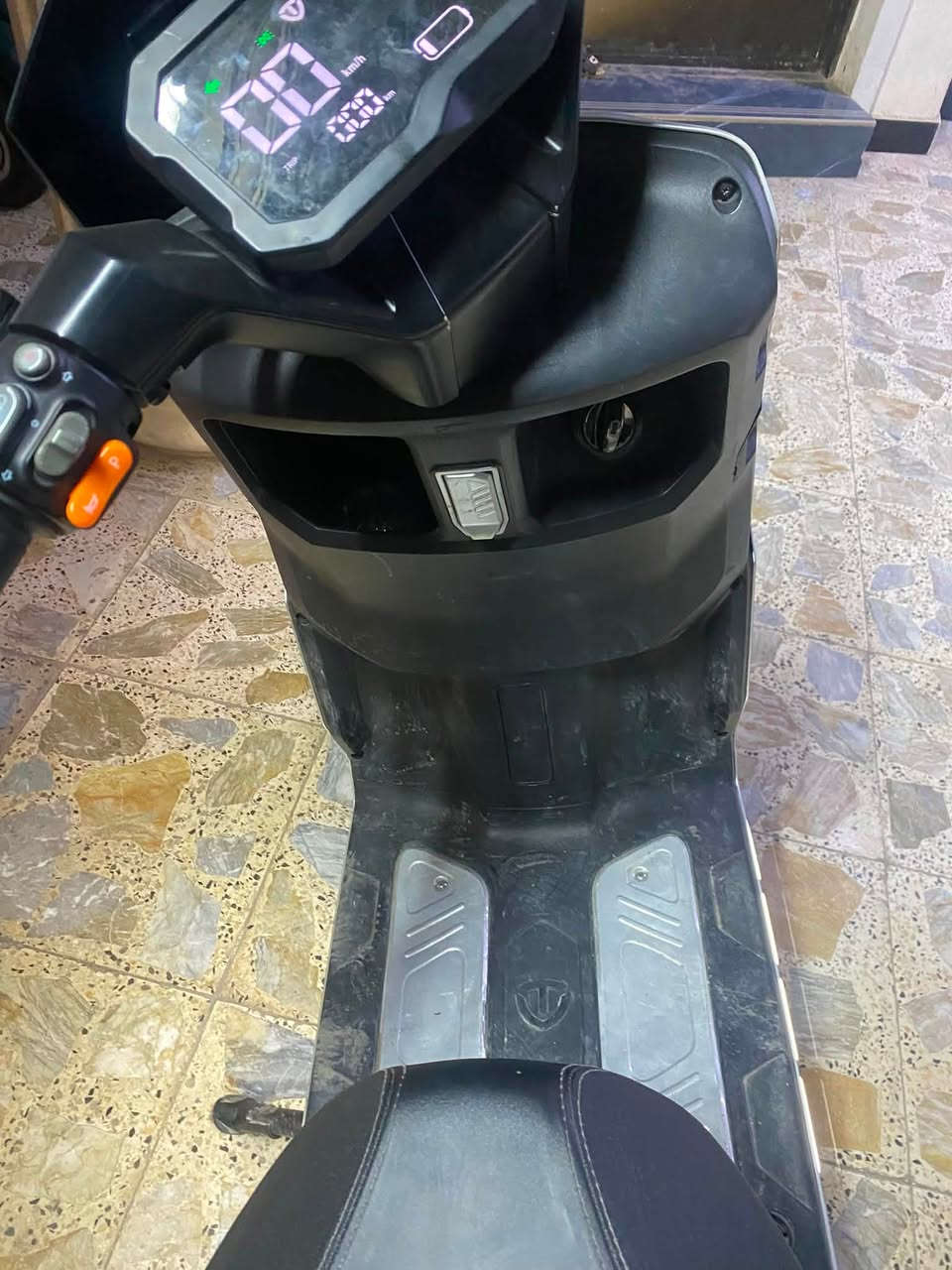 سلام عليكم 🛵 سكوتر كهربائي TAILG (ريان - RAYAN) للبيع
 النوع والماركة: TAILG (تيلج) متانة ورصانة معروفة.
 اللون: فضي (سلفري) مميز.
 النظافة: 70% (نظيفة، كهربائيات كلها شغالة، وجاهزة للركوب مباشرة).
 الأداء: تمشي 30 كيلو وبعدها تبدأ تضعف عزمها حتى تنبهك تشحنها.
 المواصفات والكهربائيات:
 شاشة رقمية (ديجيتال) تعرض السرعة ومستوى البطارية.
 لايتات أمامية LED قوية جداً + ستوب خلفي حديث وشريط إضاءة جانبي.
 كوشن عريض ومريح مع مسند ظهر خلفي للراكب.
 أرضية واسعة للأقدام مع قواعد ألمنيوم.
 إطارات CST الأصلية بحالة جيدة.
 السعر: 750 ألف دينار عراقي (وبيها مجال للشراي)
 العنوان: بغداد - الشعلة
 رقم التواصل / واتساب: ***********
