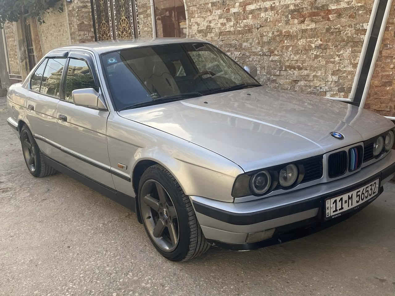 اللهم صل على محمد وال محمد 
سيارتي بي ام 525 للبيع نقد فقط 
السعر : 63 ورقة وبيها مجال بسيط 
كير ومحرك مسكر كفالة شرط تشك الكاع شك  حدادية امامي خلفي جديد تاير جديد سنتر لوك / لايت سوار والعالي زنون /شادلها شاشة وكامره ب 200 الف كهربائيات كلها شغالة تبريد امامي وخلفي شغال /السيارة بأسمي رقم دولي بغداد تحويل مباشر 
مكاني الناصرية رقم الموبايل ***********
