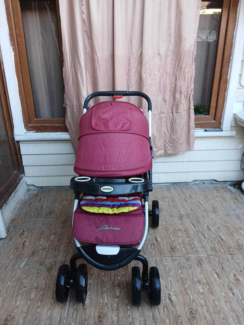 عارەبانەی مناڵ حەجم گەورە تایەگەورەیە ، زۆر تازە و تۆکمەو بێعەیبە ، کورسیەکەی تەواو تەختەکرێ بۆخەوتن ، دەسکەکەی یەتەپێشەوە ڕوت لەمناڵەکەبێت ، شوێن قاچەکەی بەرز ئەکرێتەوە ، ژێرێکی گەورەی پێوەیە بۆشت هەڵگرتن ، قایشی بەستنەوەی هەیە ، کەپری تەواو دائەدرێتەوە بۆسەرما و گەرما دەیپارێزێ 
بچوک ئەکرێتەوە بۆناوسەیارە
تایەوئیستۆپی زۆر مەزبوتە و خاوەنەکەی 150 هەزاری پێداوە 
نرخی ئێستا زۆر گونجاوە و بەنیوەی نرخ ئەیفرۆشین
لە سۆرانە و گەیاندن هەیە *********** سوران, أربيل
