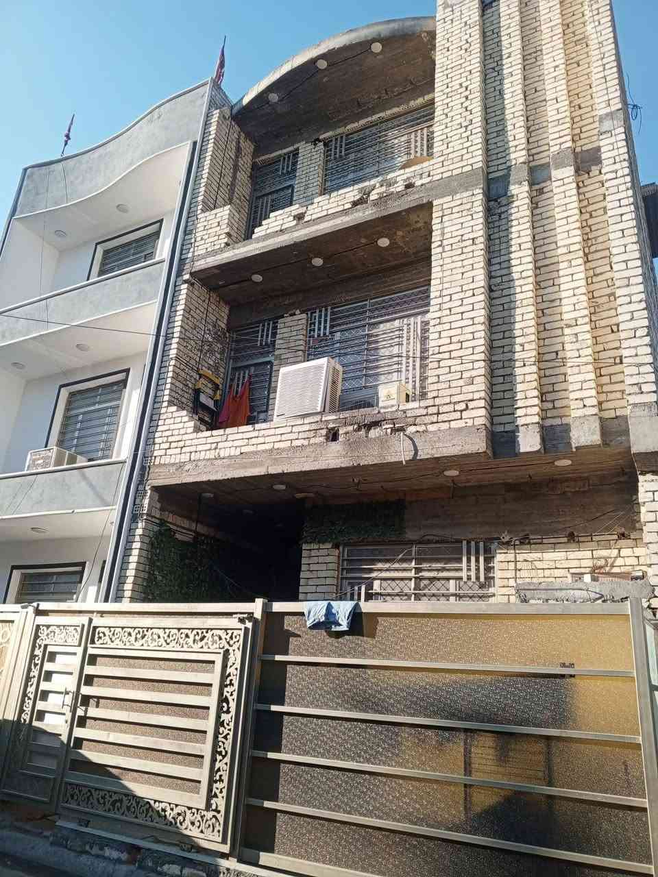 السلام عليكم مشتمل3طوابق 62واقع حال 63ركن الواجهة630النزال10حي العامل شارع حسينية الائمة ثاني ركن يحتوى استقبال مطبخ مفتوح صحيات الطابق الثاني غرفتين اوصحيات الثالث غرفةاوبيتونةاوصحيات بناءحديث 25السعر160الاتصال ***********مدخلين
