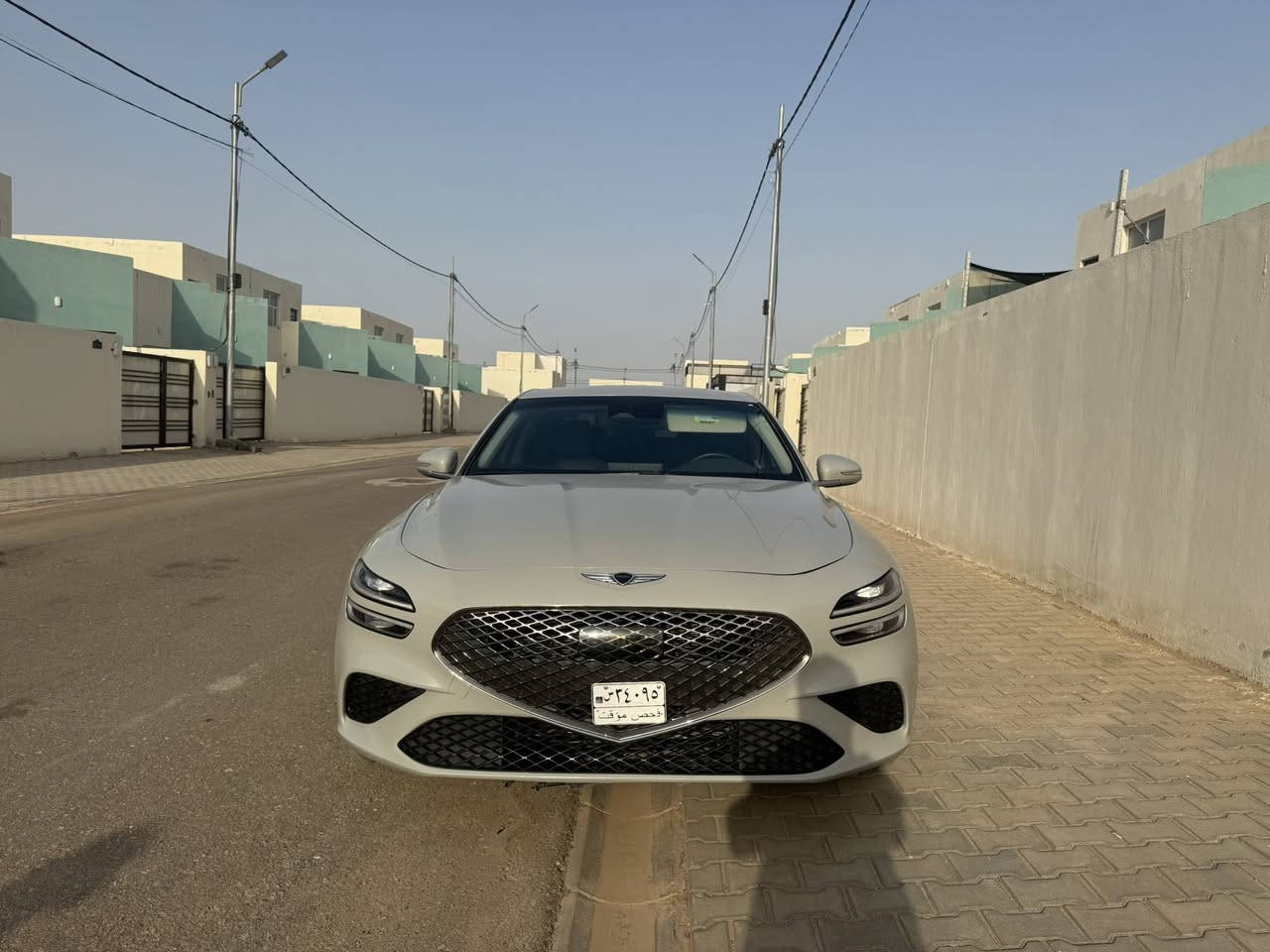 للبيع Genesis G70 2025 شهداء دخول جديد 
ماشيه 15000كم اللون سلفر مميز 
1. الأداء والمحرك ( Twin Turbo 4-Cylinder )
• المحرك: 4 أسطوانات سعة 2.5 لتر مع شاحن تيربو.
• القوة الحصانية: 252 حصان.
• عزم الدوران: 353 نيوتن متر.
• ناقل الحركة: أوتوماتيكي من 8 سرعات.
• نظام الدفع: دفع رباعي متكامل All wheel 🛞 drive 
• صرفية الوقود: تعتبر ممتازة مقارنة بالـ 6 سلندر، حيث تمنحك توازناً بين الأداء والاقتصاد.
2. المواصفات الخارجية (نص فل )
رغم أنها 4 سلندر،"لكنها  تأتي بمظهر خارجي جذاب جداً:
• الإضاءة: نظام  ✨Full LED بالكامل (الخطوط المزدوجة الأمامية والخلفية).
• المرايا: قابلة للطي مع إضاءة ترحيبية (شعار جينيسيس).
3. المقصورة والرفاهية
في فئة الـ 4 سلندر "فل كامل"، لا تتنازل جينيسيس عن الفخامة الداخلية:
• المقاعد: جلد طبيعي فاخر الون اسود جذاب  مع تحكم كهربائي . تدفئة  للمقاعد الاماميه و تدفئة للستيرن مع هزاز عند وجود خطر. 
• التكنولوجيا: *  كير الكتروني و نضام البارك دكمه خمس وضعيات قياده ( ايكو ، نورمال ، سبورت ، سبورت بلص مع فصل مانع انزلاق و الاخيره كوستوم محدده يمكنك تخصيص اي وضع تريده) شاشة ملاحة مقاس 10.25 بوصة تدعم Apple CarPlay و Android Auto.
• لوحة عدادات رقمية (تكون جزئية متطورة جداً).
• نظام صوتي: نظام Lexicon الفاخر (في الفئات العليا من محرك 2.0)..
4. أنظمة الأمان الذكية
تأتي مجهزة بحزمة "Genesis Smart Sense" والتي تشمل:
• رادار التثبيت: نظام تثبيت السرعة التكيفي (Smart Cruise Control).
• المحافظة على المسار: تنبيه عند الخروج والمساعدة في البقاء داخل المسار.
• فرامل الطوارئ: التنبيه من التصادم الأمامي مع كبح تلقائي.
• كاميرا خلفية: مع حساسات أمامية وخلفية 

السيارة وارد امريكي  
الضرر 4 قطع بدون شاصي ايرباك ستيرن وكشن فقط بدون دشبول البنيد تبديل وصبغ مع جاملغ جهة الصدر تبديل وصبغ 
وجاملغ خلفي وباب خلفي 

السيارة شبابية و سبورت و اقتصادية مناسبة للاستخدام اليومي 

اي استفسار و السعر مراسله على الواتساب او الاتصال بالرقم ***********
