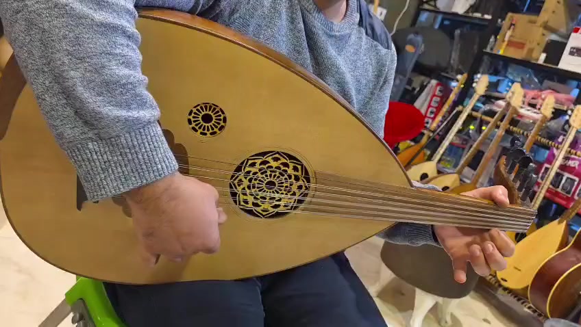 عود رقم 1 زند مسطرة
السعر 140 الف التواصل ***********
مع حقيبة وسط أو. ريش
