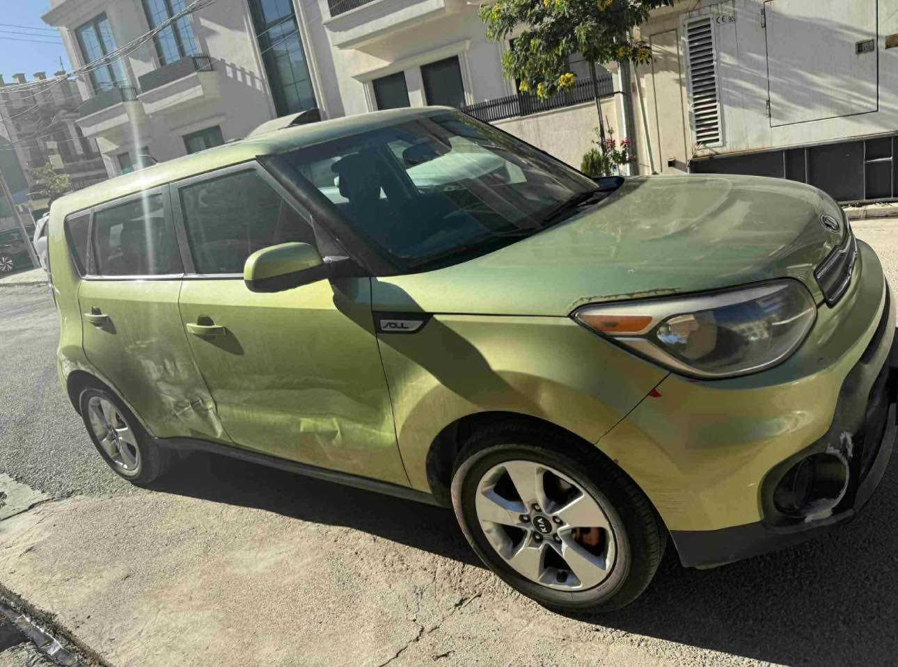 Kia Soul 2017 مواسەفاتی ئەمریکی
سەیارەکە نمونەیە لە جوانی لە سەر قەدی شەریکە ماوەتە تەنها ٤٥ میل ڕۆوویشتووە تەنها چامرغی لای سەکن سبوغی پەمپی دەرەوەیە 

ناونیشان :هەولێر 
• جۆری مۆتۆر: 1.6L 4-cylinder (GDI)
 • توانایی: نزیکەی 130 هێپەور (HP)
 • گواستنەوە: Automatic 6-speed
 • جۆری سووخت: بنزین
 • سیستەمی گەشت: FWD (Front Wheel Drive)
 • ڕەنگ و هێڵ: Wagon / Crossover
 • شوێنی دروستکردن: South Korea
عربی:
كيا سول 2017 — المواصفات الأمريكية 🇺🇸
السيارة نظيفة جداً، شبه جديدة، فقط 45 ميل ما مشت.
يوجد خدش بسيط على جهة السائق و صبغ خارجي خفيف عند مضخة البنزين، غير مؤثر على المظهر العام.

📍 الموقع: أربيل

⚙️ المواصفات:
• نوع المحرك: 1.6 لتر، 4 سلندر (GDI)
• القوة: حوالي 130 حصان
• ناقل الحركة: أوتوماتيك 6 سرعات
• نوع الوقود: بنزين
• نظام الدفع: أمامي (FWD)
• الشكل: كروس أوفر / واجن
• بلد المنشأ: كوريا الجنوبية 🇰🇷

*********** أربيل, العراق
