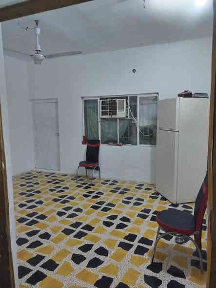 السلام عليكم بيت مساحه 100م بشارع الحسينيه مال بيت جليب صب واصل بلبااب والكهرباء خطين من الانوار ومن النفط والابي مال المي بالباب يتكون من غرفتين وحده فوك 4/5 والثانيه جوه 4/5 واستقبال وهول ومطبخ وصحيات داخليه وخارجيه معروض ب30 وبي مجال هذا رقمي ***********
