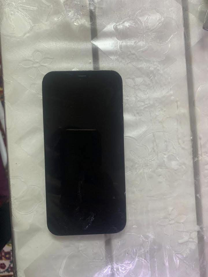 ايفون ١٢ برو ماكس الذاكره ١٢٨ (الجهاز مفتوح ) البطاريه ٧٢ بس امشيتني طبيعي والسماعه الجوه مالته عاطله تصليحها ب٥٠ الف سعره ٣٠٠ وبي مجال قليل كلش ***********
