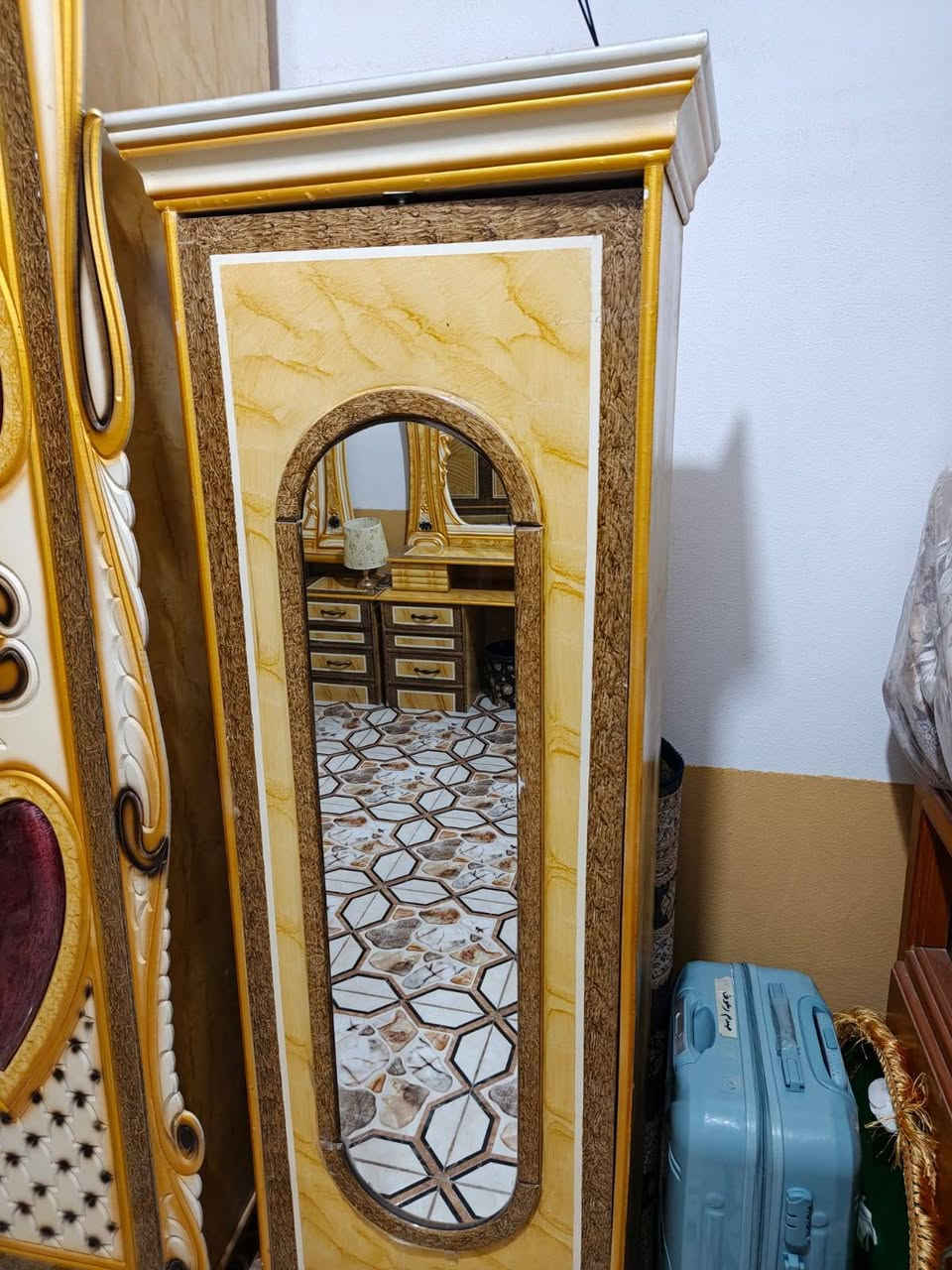 غرفه نوم نضيفه كلش السعر 850 الف وبيها مجال قليل للشراي  الاتصال ع الرقم ***********
