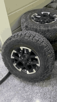 ويل مال روبيكون 2024
تايرات بي اف كودرج قياس 285/70/17
سيباية مال رانجلير وترهم ع اغلبية السيارات ماركة AOR
سعرها من دبي من رامي ب ١٠ ورقات 
مستخدمه شي قليل 
لايت اشارة لد جهة اليسار صفحة السايق
سكوبات بنيد روبيكون 
***********
***********
