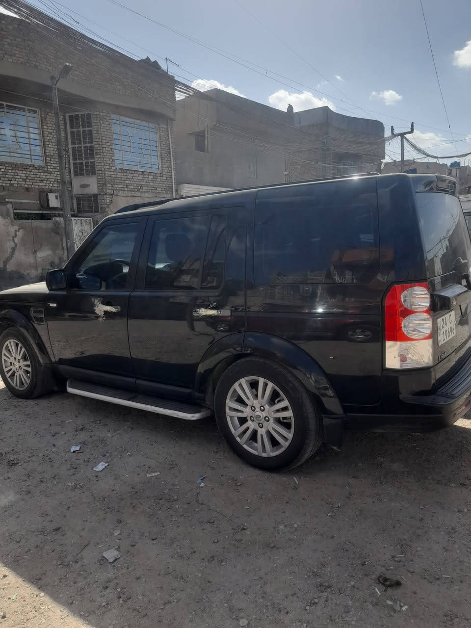 السلام عليكم لاند روفر ٢٠١٠ وارد خليجي
رقم انكليزي وسنوية جديده عظم عاج والهزه جديده وبيها بصمتين 
سيارة نظيفه جدا بعد الفخامة البريطانية 
لون اسود بدون صبغ محرك مكفول عادي يعني المرغوب بدون سوبر 
دفع رباعي دبل اكسل تبريد تدفئه كله شغال
جوبلسات اربع جدد شغال ناصي وسط عالي 
ثلاجه شغال باتري جديد قبل اسبوع داخل جلد
فول مواصفات 
خمس كاميرات شغاله بدون اي نقص 
سقف بانوراما زجاج مع سقف٣ سلايد
مع انطمة متكامله رقم شمالي دهوك 
رقم الفون ***********
بغداد السعر ١٣٧
