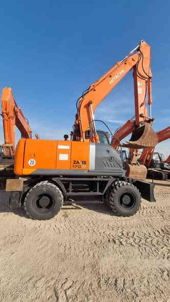 السلام عليكم للبيع حفاره هيتاشي زت ثري تاير مكفوله كفاله عامه منفيس دخول جديد حجم 170 تايرات الشركه مامشتغله بالعراق ماسسه *********** العنوان بغداد مكلف بل نشر مو تراسلني وتريد تفاصيل خابر وتدلل
