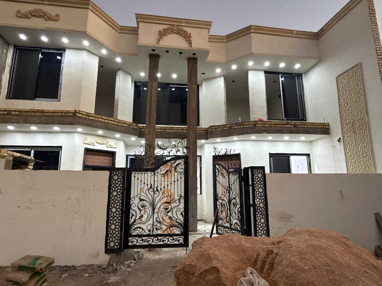 دار للبيع 
المساحه220 متر  واجهه 14ونص 
طابو زراعي سند ٢٥ 
يتكون من طابقين 4غرف نوم 
الطابق الاول يحتوي على غرفتين واستقبال 8/4ومطبخ 4/5حولي 8/6 وصحيات 
الطابق الثاني يحتوي على غرفتين والمطبخ كذالك حولي 6/4 وصحيات سويت 
الموقع الدورة البوعيثه قرب المستوصف الجديد مجاور العدل الثاني  
للاستفسار الاتصال على ***********
