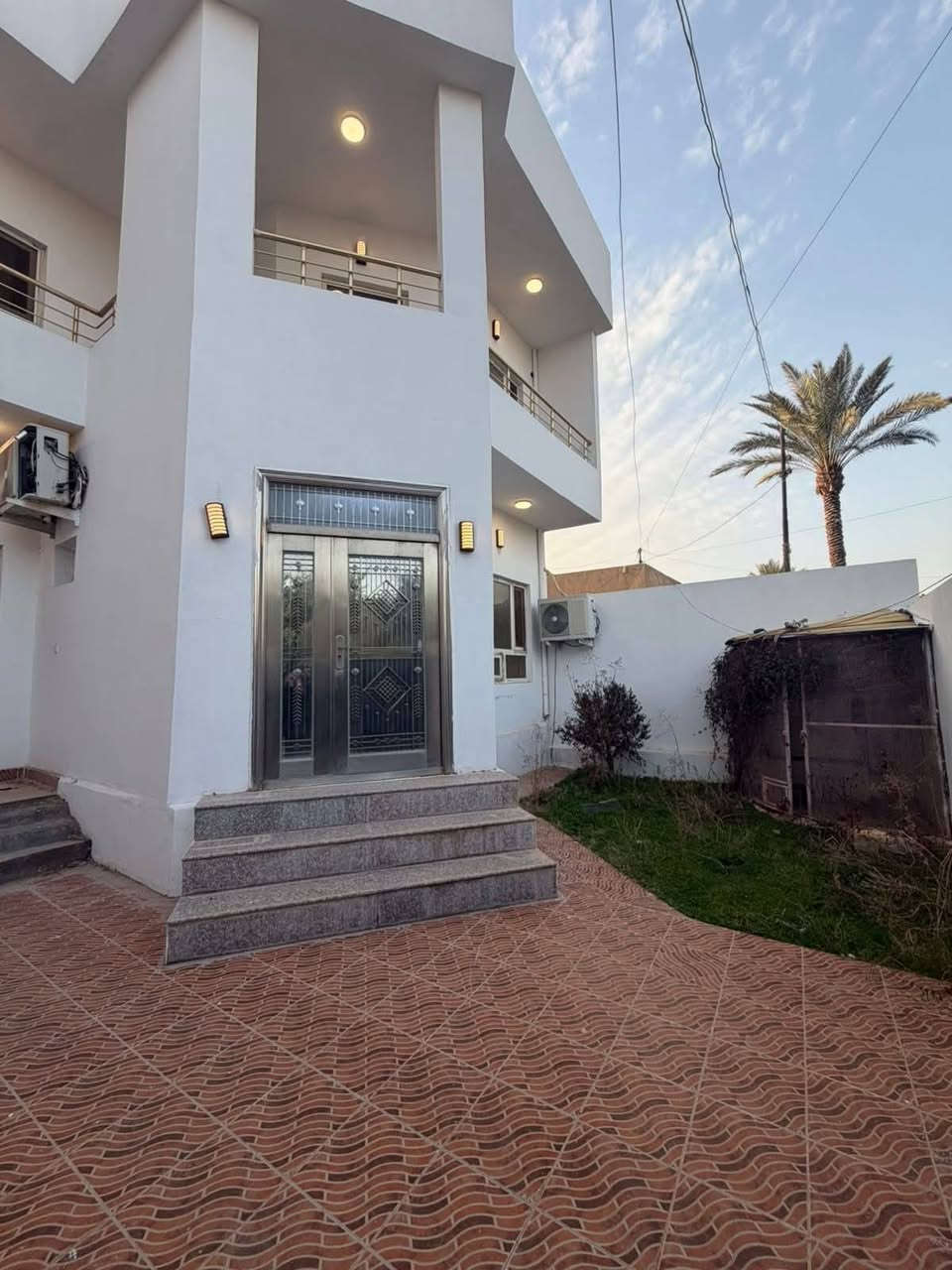 بيت #للإيجار في حي الضباط / منطقة النجدة النهرية
مقابيلة مسجد
لعائلة صغيرة حصرا
المساحة: 200 م²
طابقين جديد
يتكون من:
3 غرف نوم
استقبال واسع
صالة كبيرة
مطبخ حار وبارد
مجموعة صحية
حديقة
كراج سيارة

للأستفسار الأتصال على الىقم 
***********
