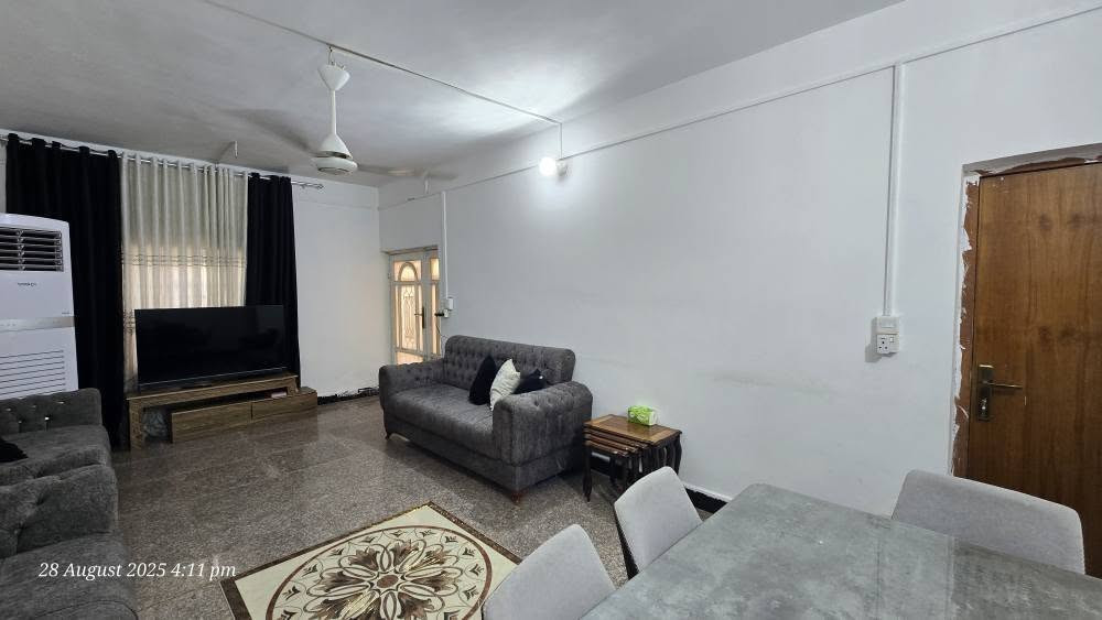 سلام عليكم 
دار للبيع  بمساحة ٢١٦ م في الحلة حي المهندسين واقع في الفرع مقابل مجمع الامين الطبي مجاور فرن صمون العسل عرض شارع ١٥ متر 
يبعد مسافة ١٠٠ م عن الشارع الرئيسي
سعر البيع ٢٣٠ مليون
طابو صرف بناء ٢٠١٠ وترميم ٢٠٢٥ وحالة الدار جيده جدا 
بناء طابوق جمهوري وسقف صب مسلح  
طارمه بأرضية بورسلين تكفي سيارتين وحديقة كبيرة 
ممر داير الدار بلا مناور 
الطابق الاول ارضية كرانيت ومكون من هول و استقبال و مطبخ و غرفة و صحيات
الطابق الثاني ارضية بورسلين ومكون من هول و غرفتين و صحيات و بلكونه
سطح ارضية فرشي
للتواصل ***********
*********** حلة, بابل
