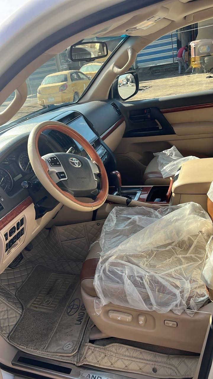 سلام عليكم لاند كروز 2015بريمه اصل تخم تاريد حداديه كير محرك مكفوله العنوان بغداد السعر 4شدات ونص للشراي وبيهاا مجال رقم ***********
