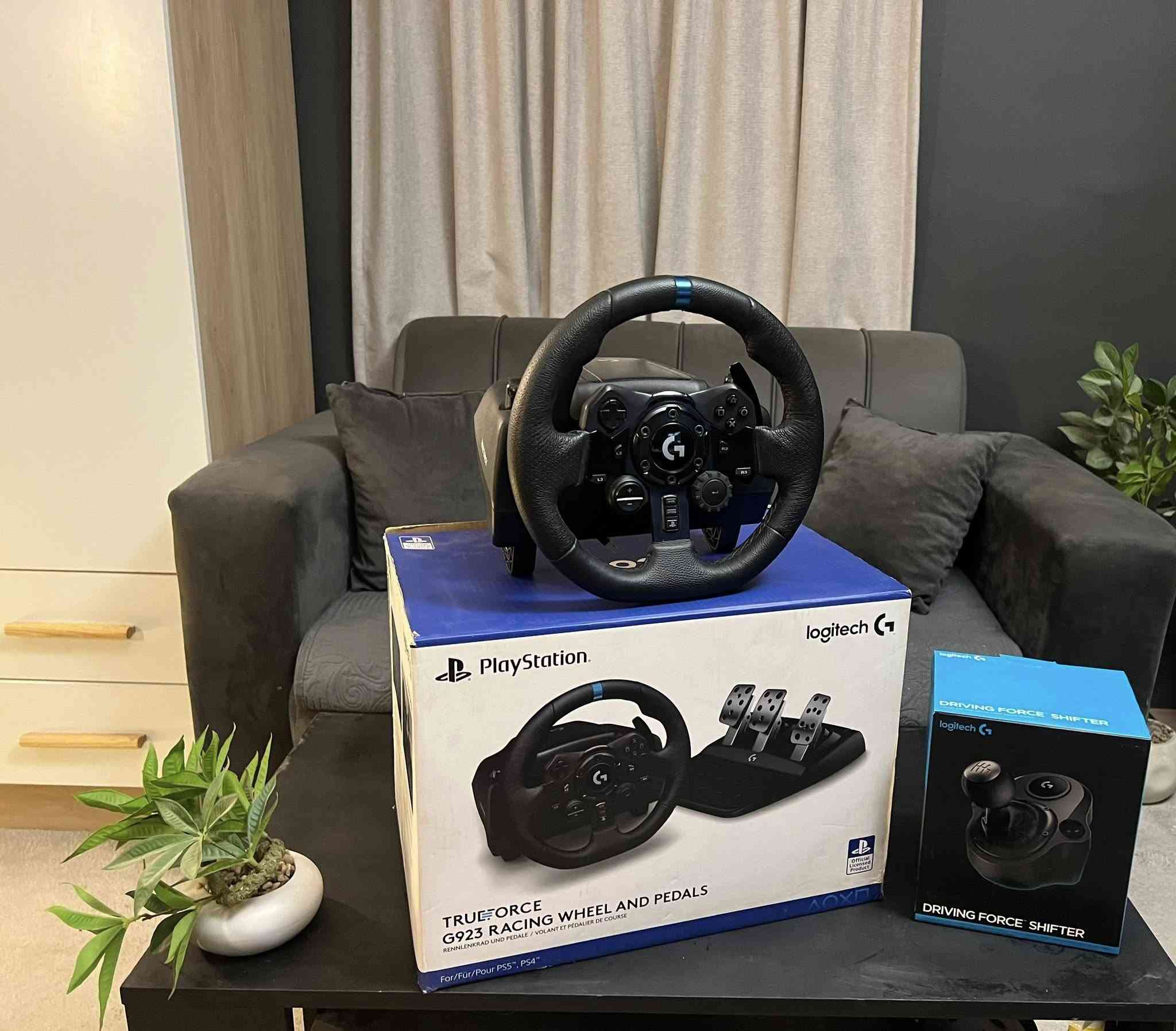 سلام عليكم
دركسون g923 
 للبيع دركسون لوجيتك مع الكير كامل بدون اي نقص نظافة 100%  
Logitech G923 TrueForce + Driving Force Shifter (باكج كامل)

إصدار PlayStation يدعم PS4 / PS5 / PC.

استعمال نظيف على كد اسبوع ، بالكارتون وبعدهن بالجيس.

فيديو توضيحي للشد:
https://youtu.be/IMFEGNnN0yI?si=eiYDJUoTSYMYGjB3

سبب البيع: عدم التفرغ.

نزلت من سعرة هواي لان مستعجل جنت عارضة ب500
السعر الحالي 300 وبي مجال 

متلكة هيج سعر بهالنظافة 
مكان بغداد
تفضل عالواتس *********** 
او تفضل خاص
